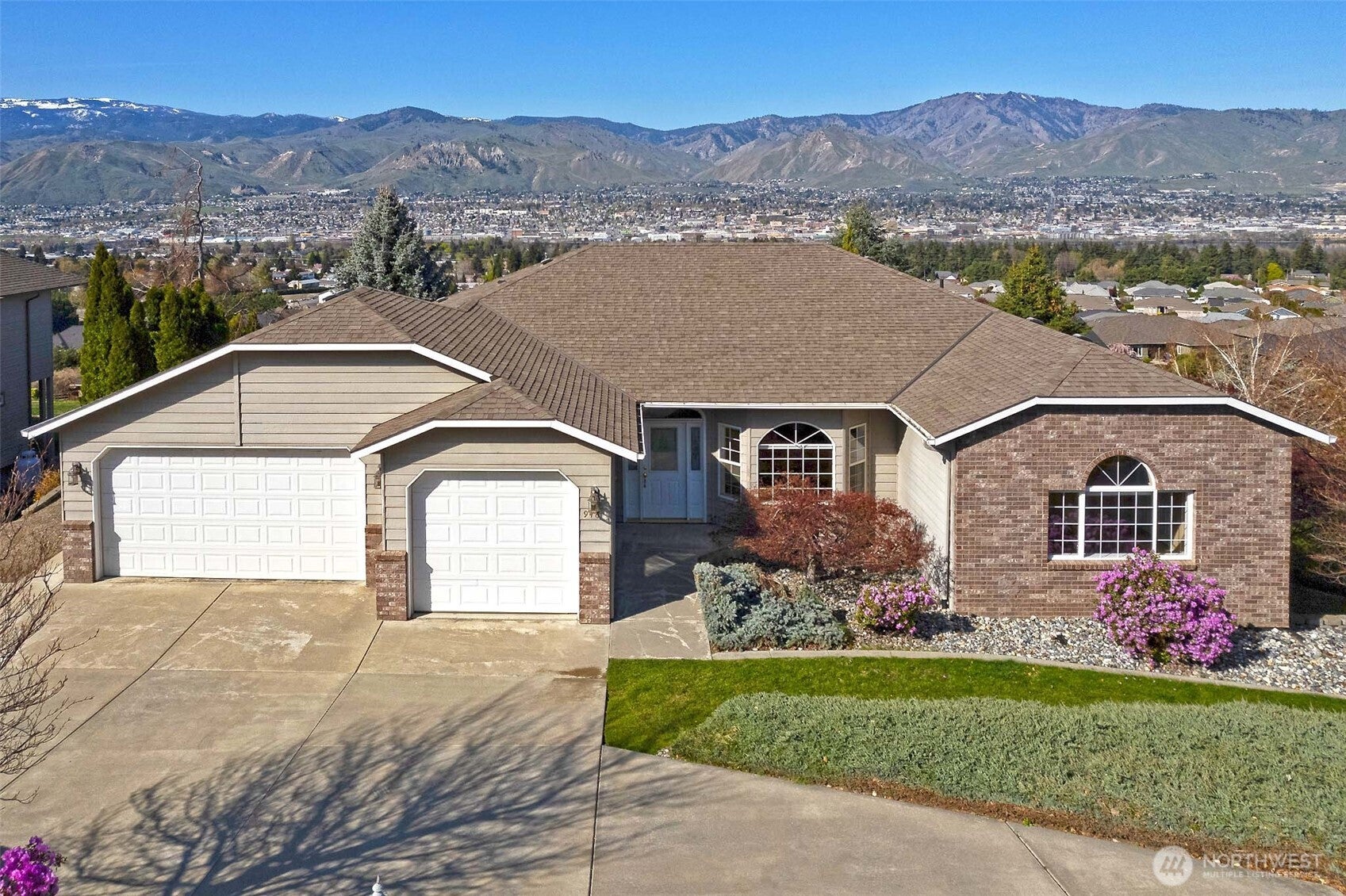 East Wenatchee, Washington, 98802, United States, 4 Bedrooms Bedrooms, ,3 BathroomsBathrooms,Residential,For Sale,1818465