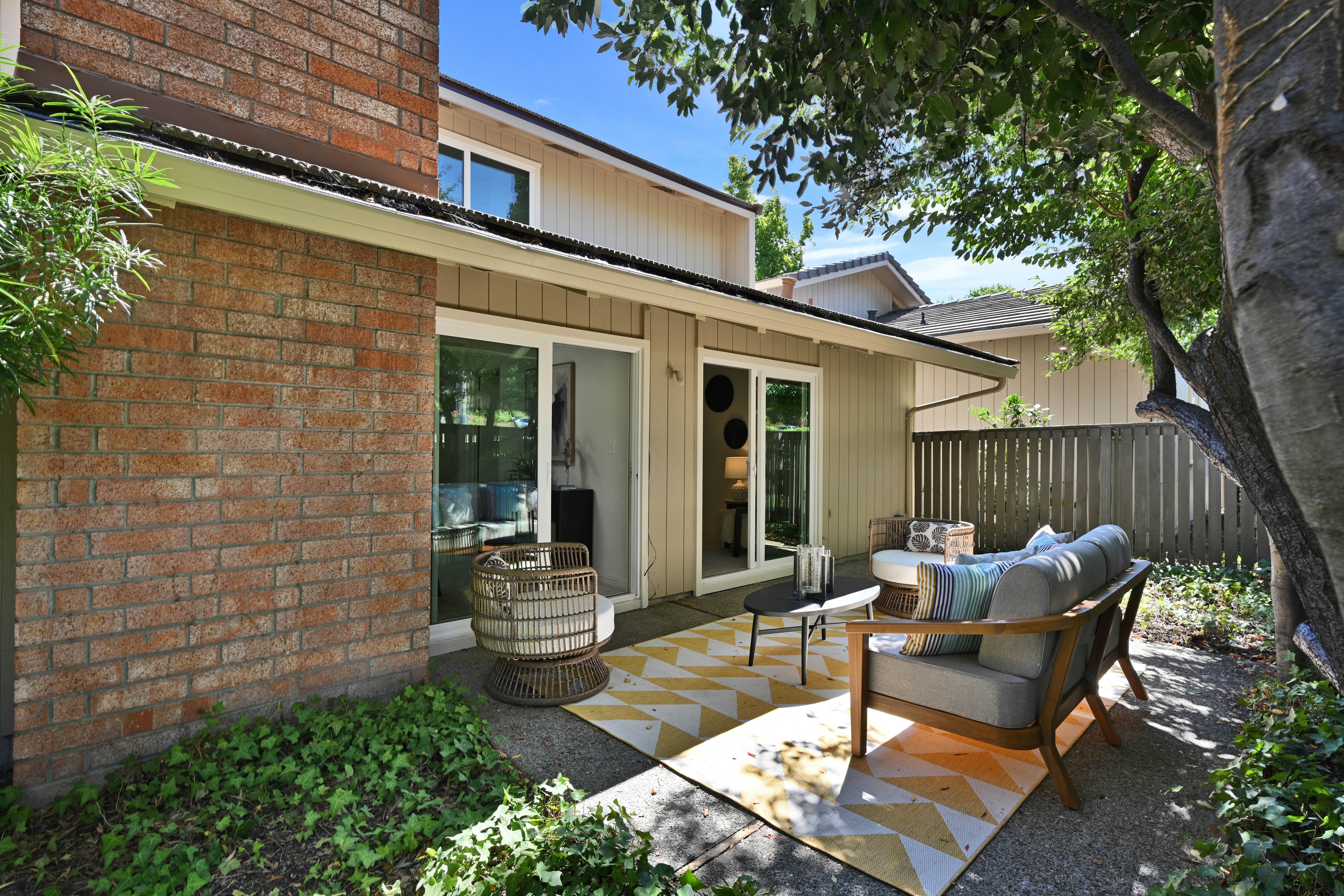  Charming Rolling Green Townhome with Distinctive Character - 物件實景