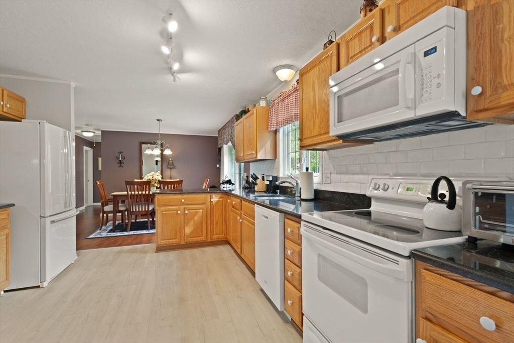Easton, Massachusetts, 02375, United States, 3 Bedrooms Bedrooms, ,2 BathroomsBathrooms,Residential,For Sale,1838862