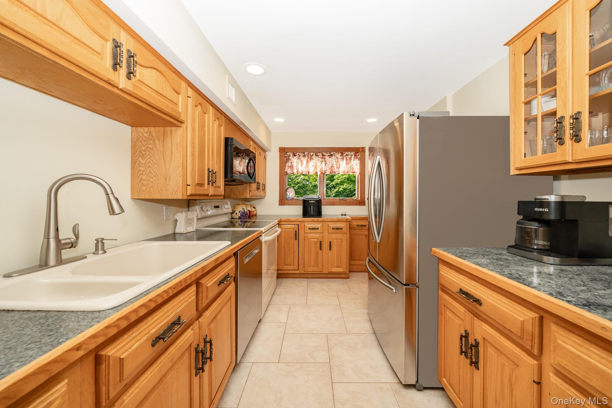 West Islip, New York, 11795, United States, 5 Bedrooms Bedrooms, ,5 BathroomsBathrooms,Residential,For Sale,1943882