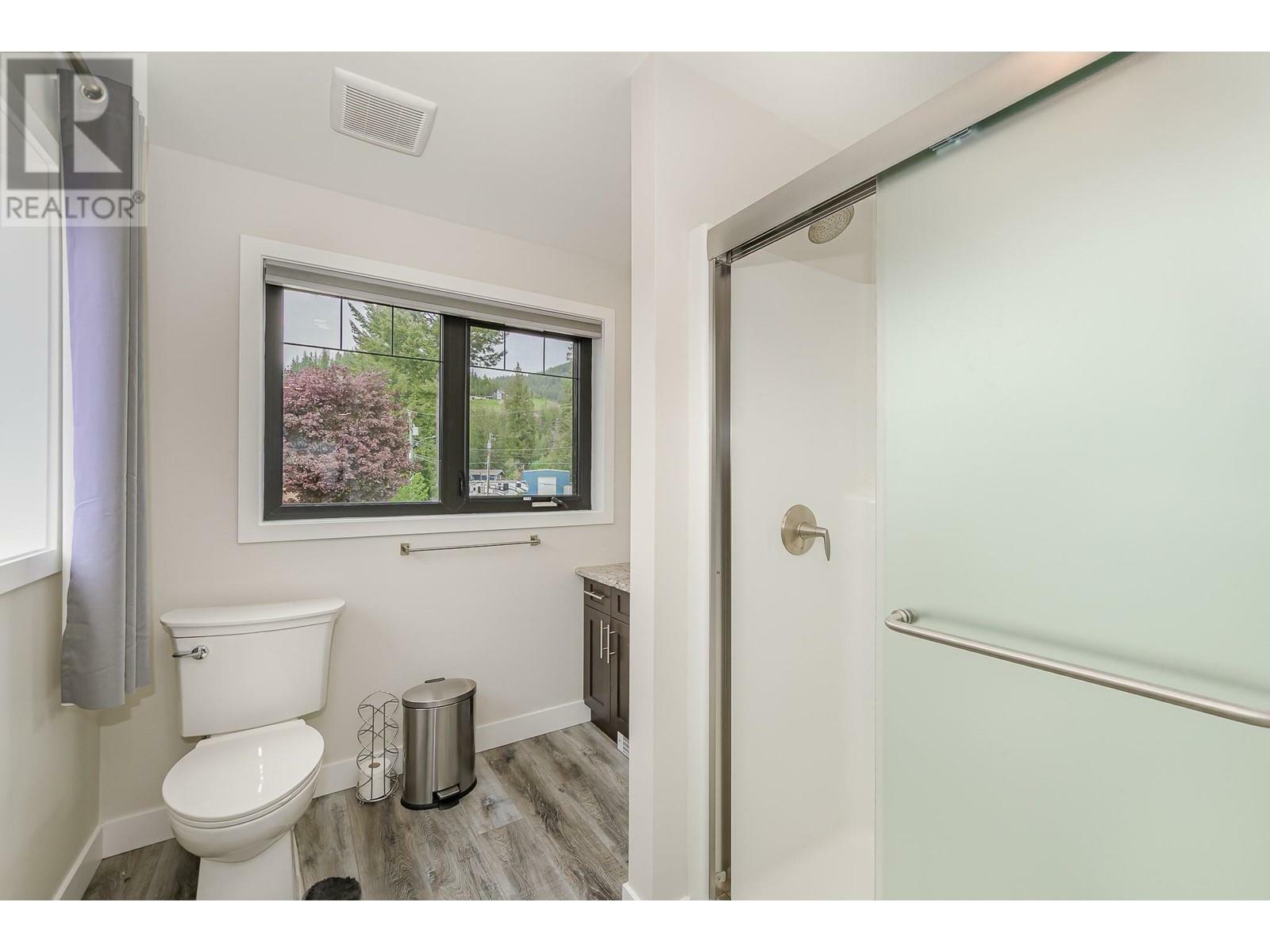 SICAMOUS, British Columbia, V0E 2V1, CA, 3 Bedrooms Bedrooms, ,3 BathroomsBathrooms,Residential,For Sale,1837122