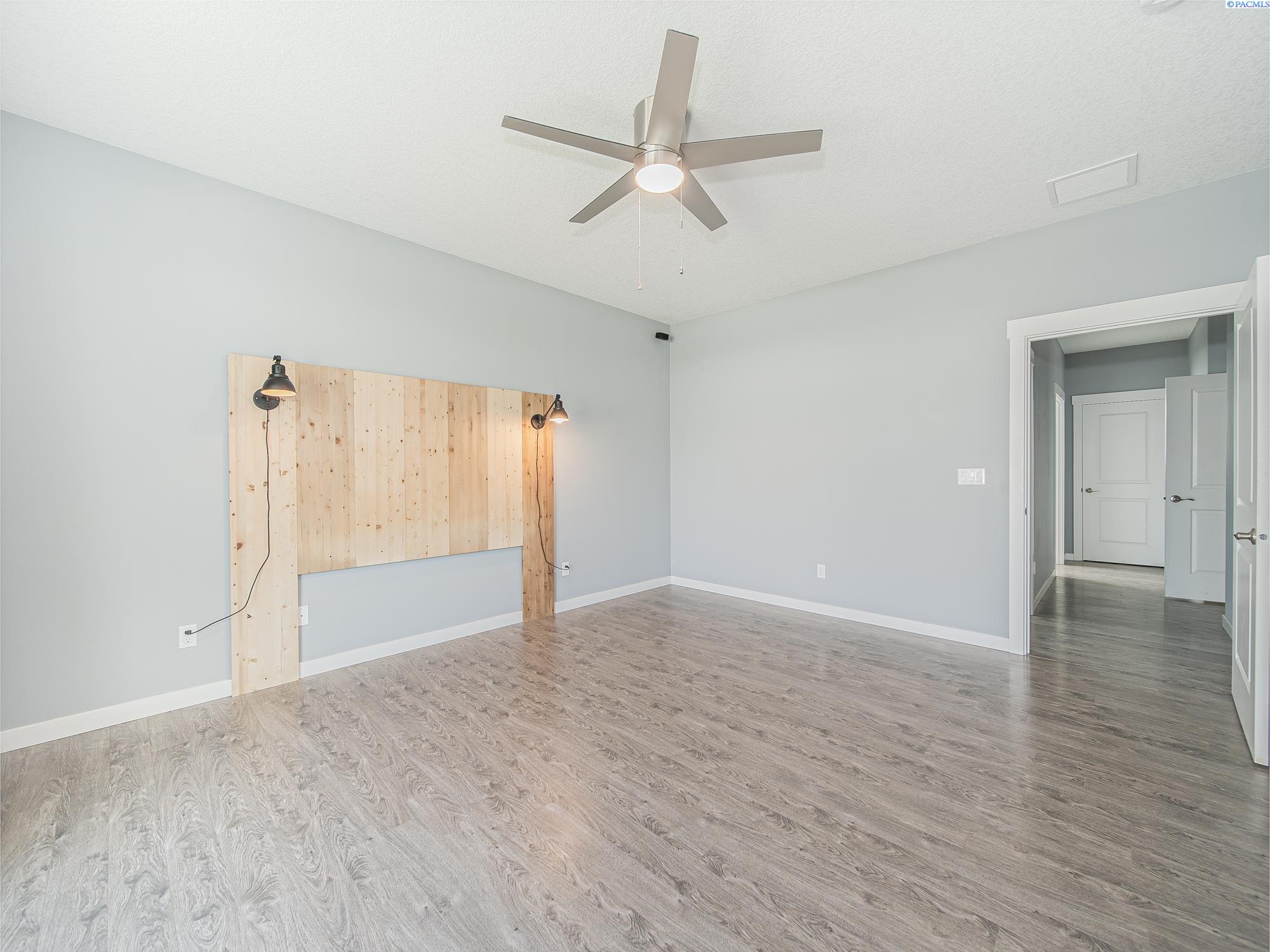 Pasco, Washington, 99301, United States, 4 Bedrooms Bedrooms, ,3 BathroomsBathrooms,Residential,For Sale,1933417