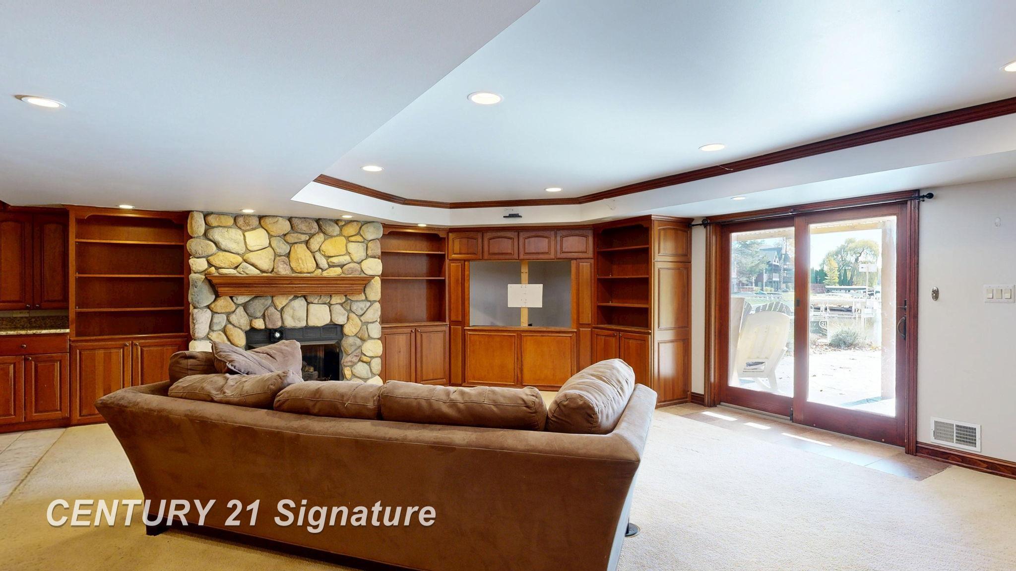 Fenton, Michigan, 48430, United States, 6 Bedrooms Bedrooms, ,4 BathroomsBathrooms,Residential,For Sale,1976063