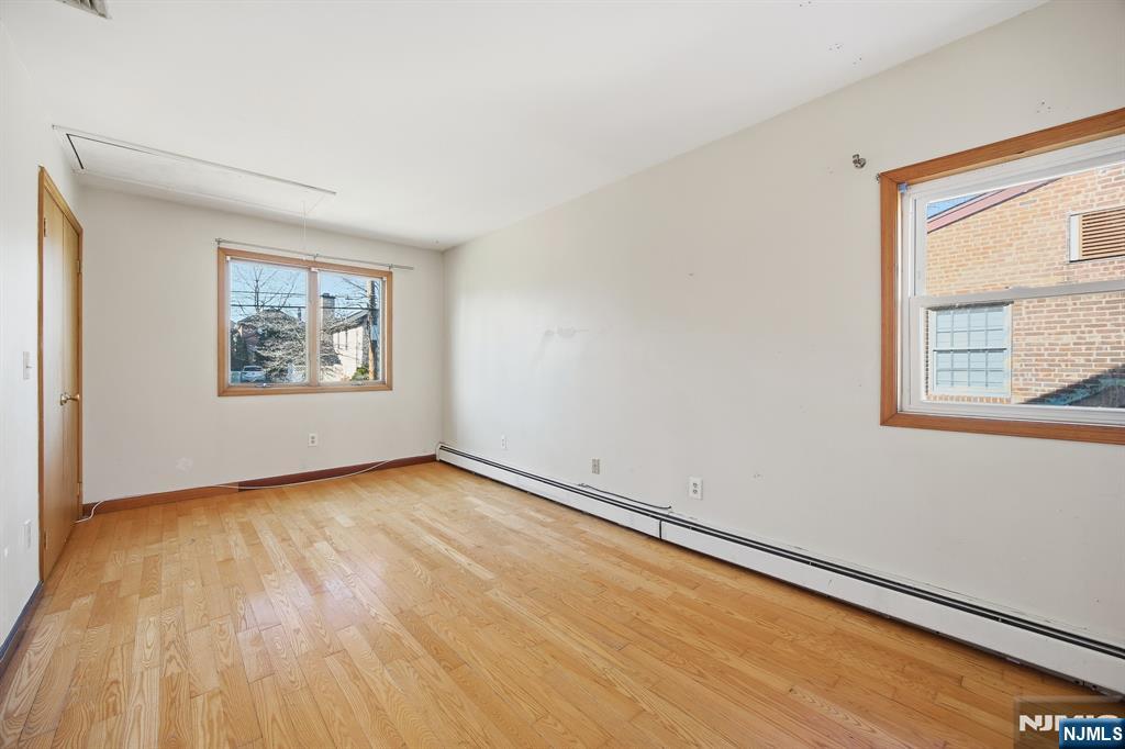 Fort Lee, New Jersey, 07024, United States, 4 Bedrooms Bedrooms, ,3 BathroomsBathrooms,Residential,For Sale,2003109