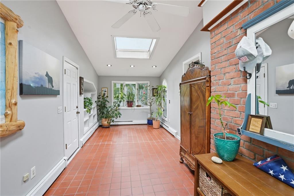 Warren, Rhode Island, 02885, United States, 2 Bedrooms Bedrooms, ,3 BathroomsBathrooms,Residential,For Sale,2048130