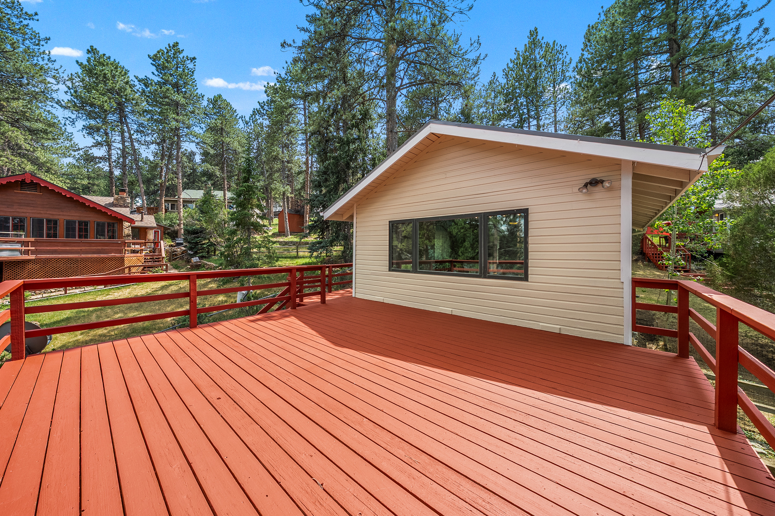  Rare Opportunity to Own 2 Homes Just Steps Away from Coveted Evergreen Lake - 物件實景