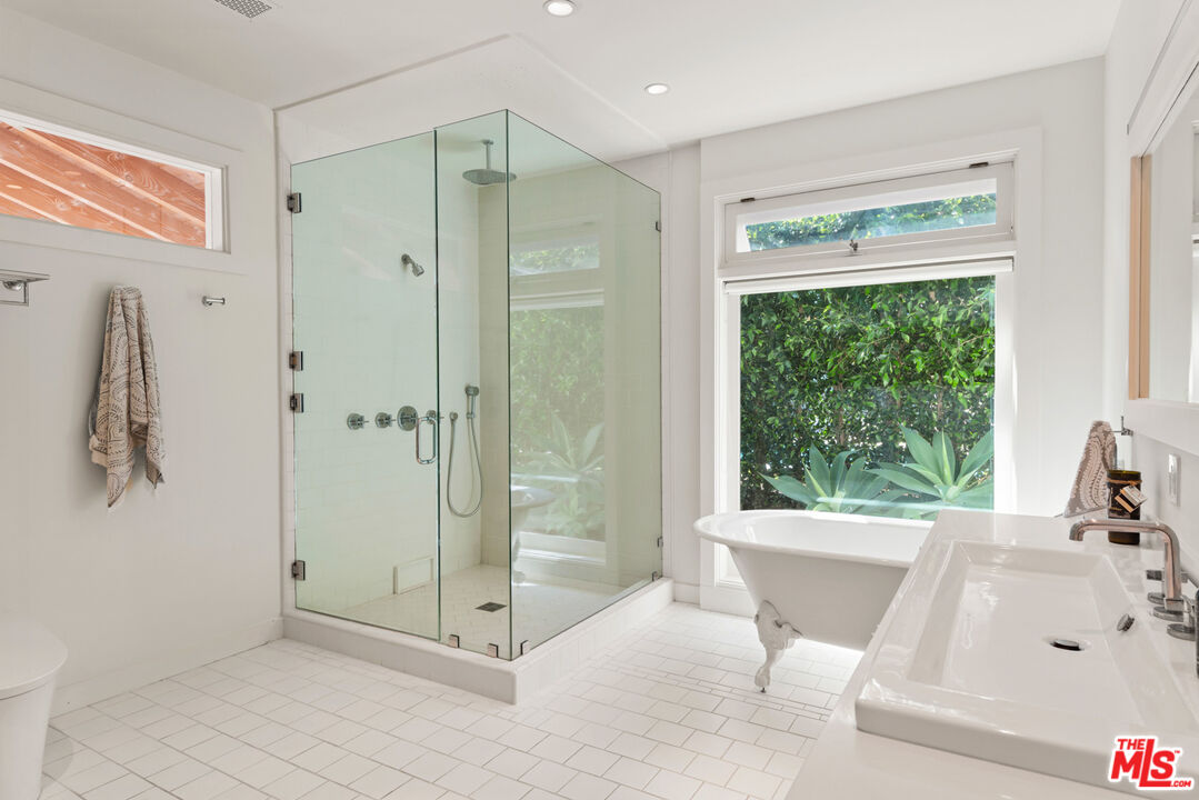 Malibu, California, 90265, United States, 4 Bedrooms Bedrooms, ,4 BathroomsBathrooms,Residential,For Sale,1970476