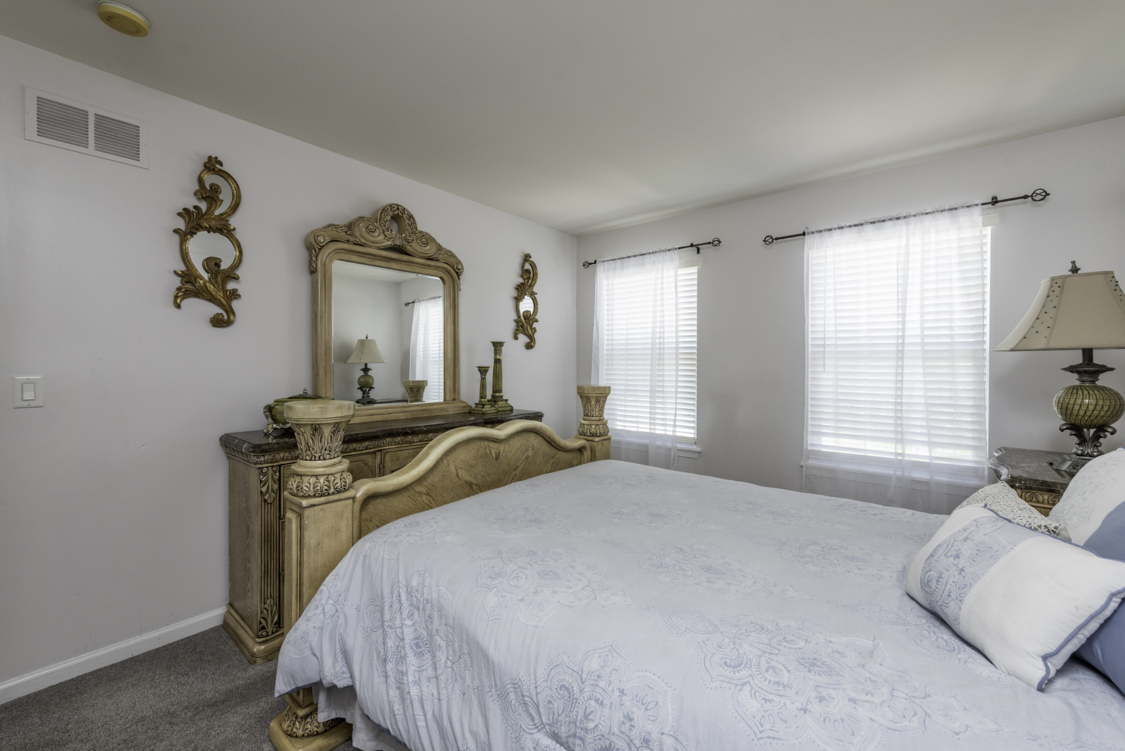 Lindenhurst, Illinois, 60046, United States, 5 Bedrooms Bedrooms, ,3 BathroomsBathrooms,Residential,For Sale,1874221