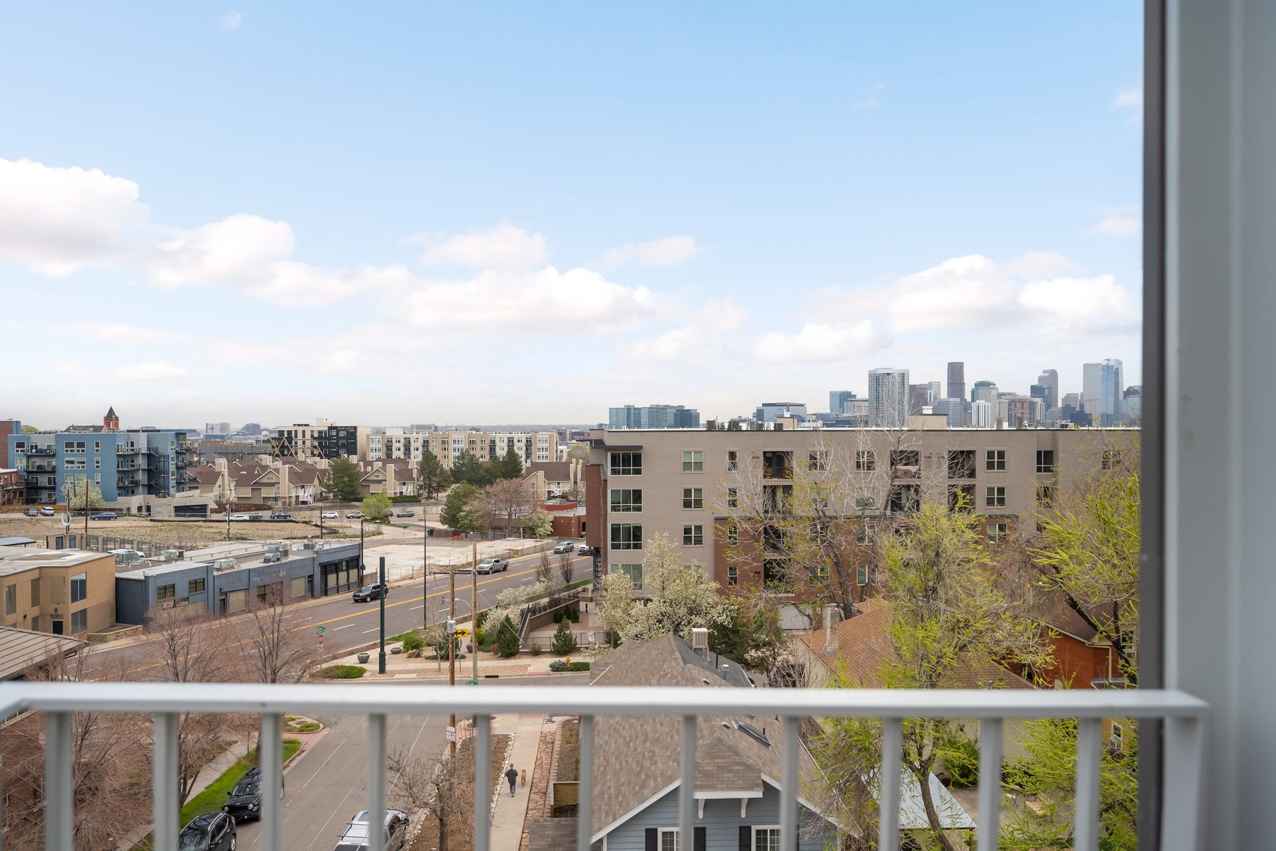  Welcome to this Rare and Stunning Three-Bedroom Penthouse - 物件實景