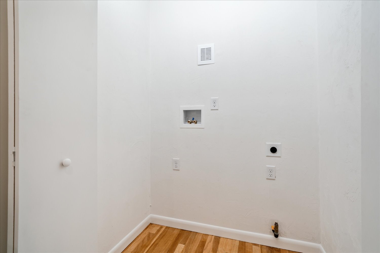 Providence, Rhode Island, 02906, United States, 2 Bedrooms Bedrooms, ,2 BathroomsBathrooms,Residential,For Sale,1943383