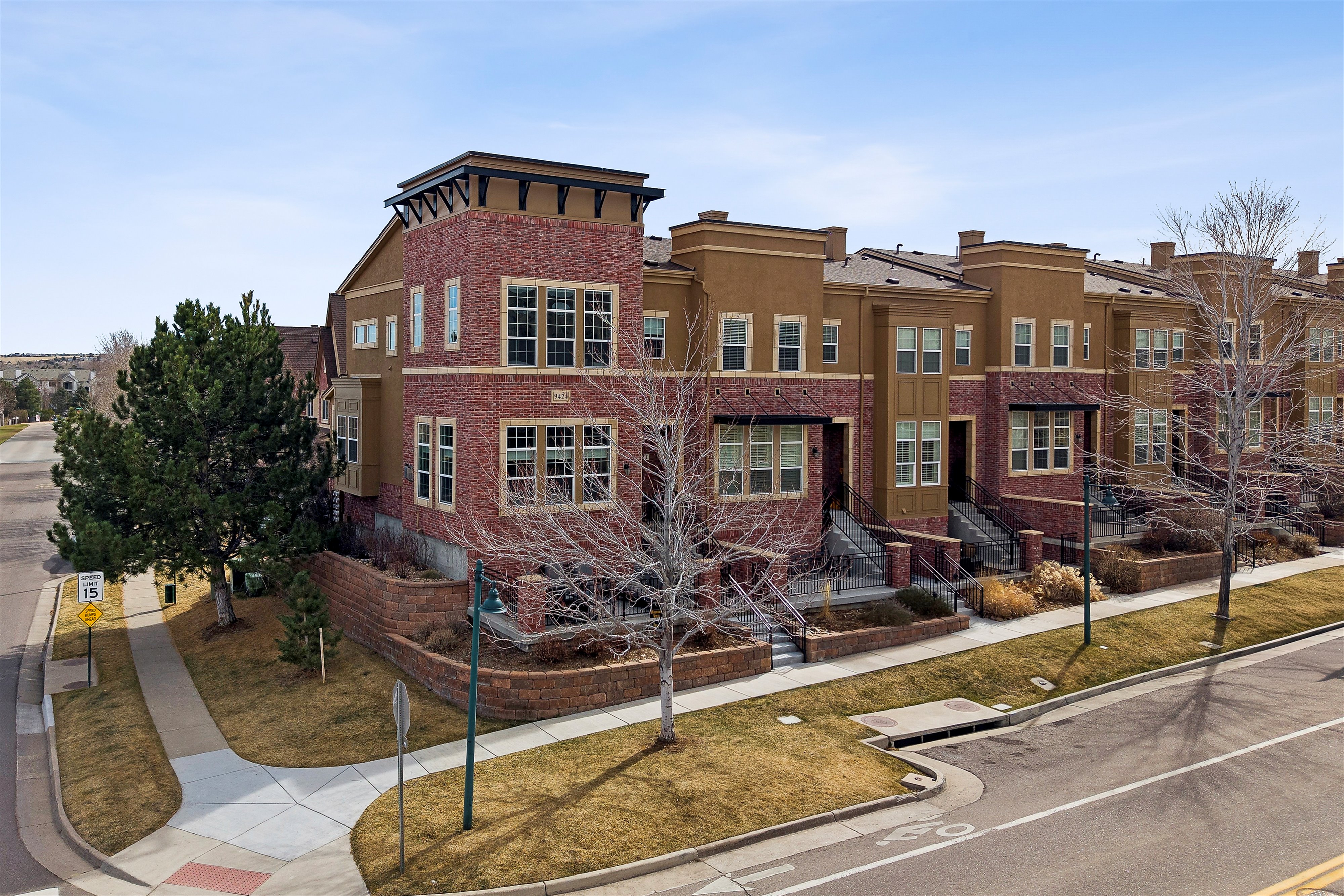  Sun-Filled End Unit with Modern Upgrades & Mountain Views - 物件實景