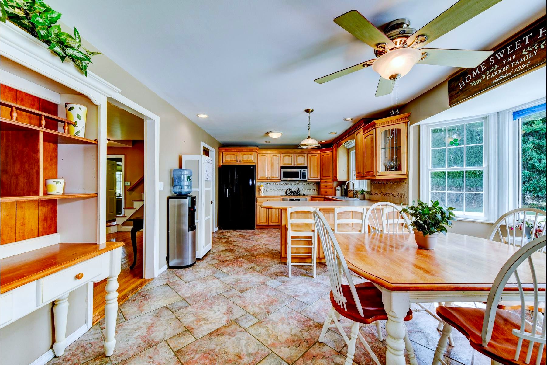  ?Glenwood? Neighborhood Colonial Offers Privacy and Flexibility - 物件實景