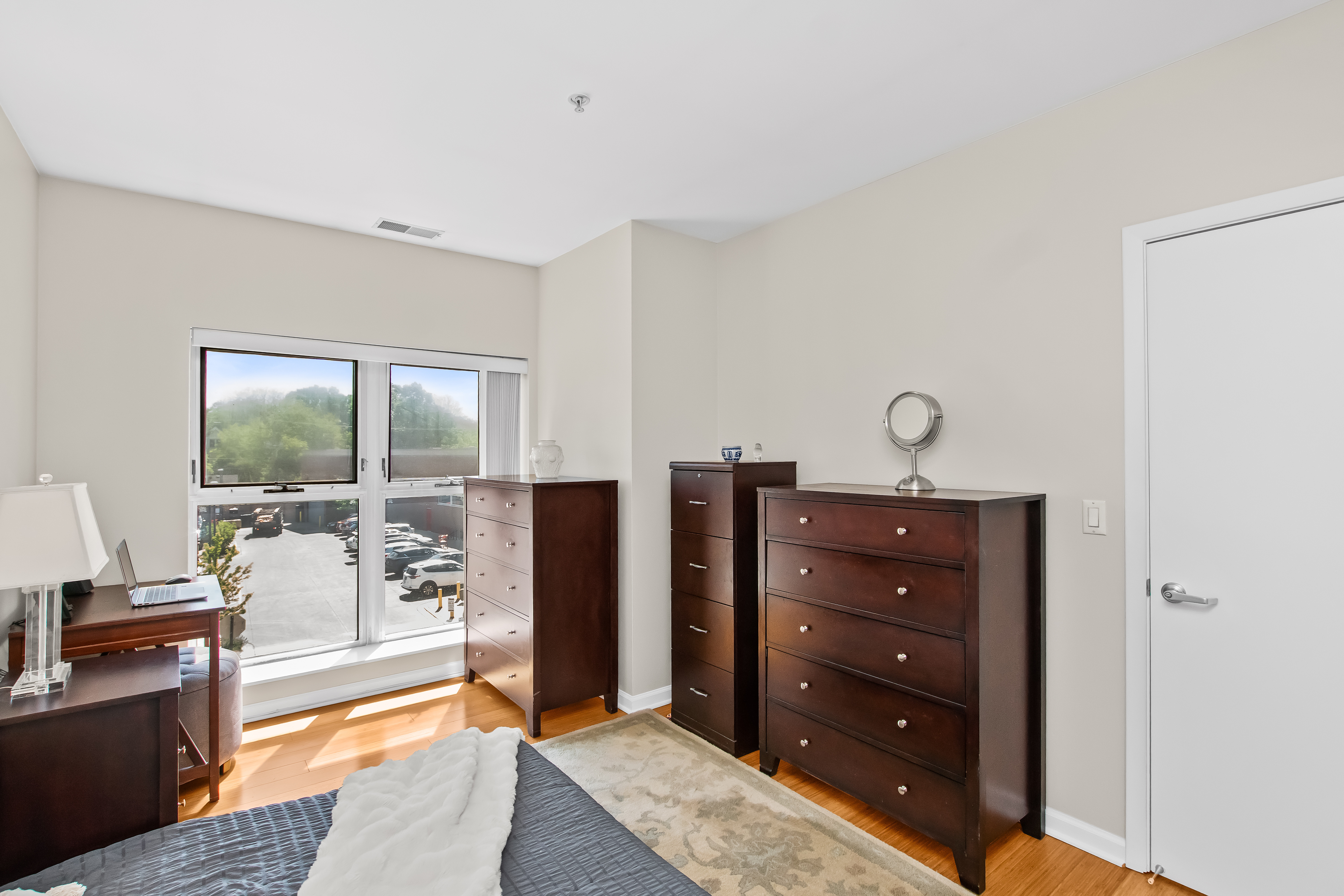  Spacious Unit in Desirable Chicago Avenue Place - 物件實景