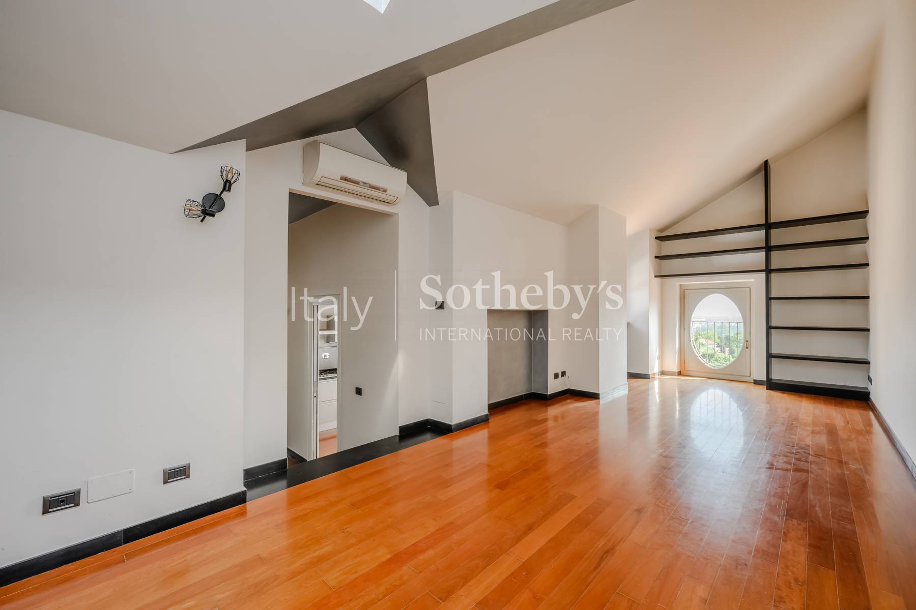  Attic apartment with terrace in an 18th-Century residence - 物件實景