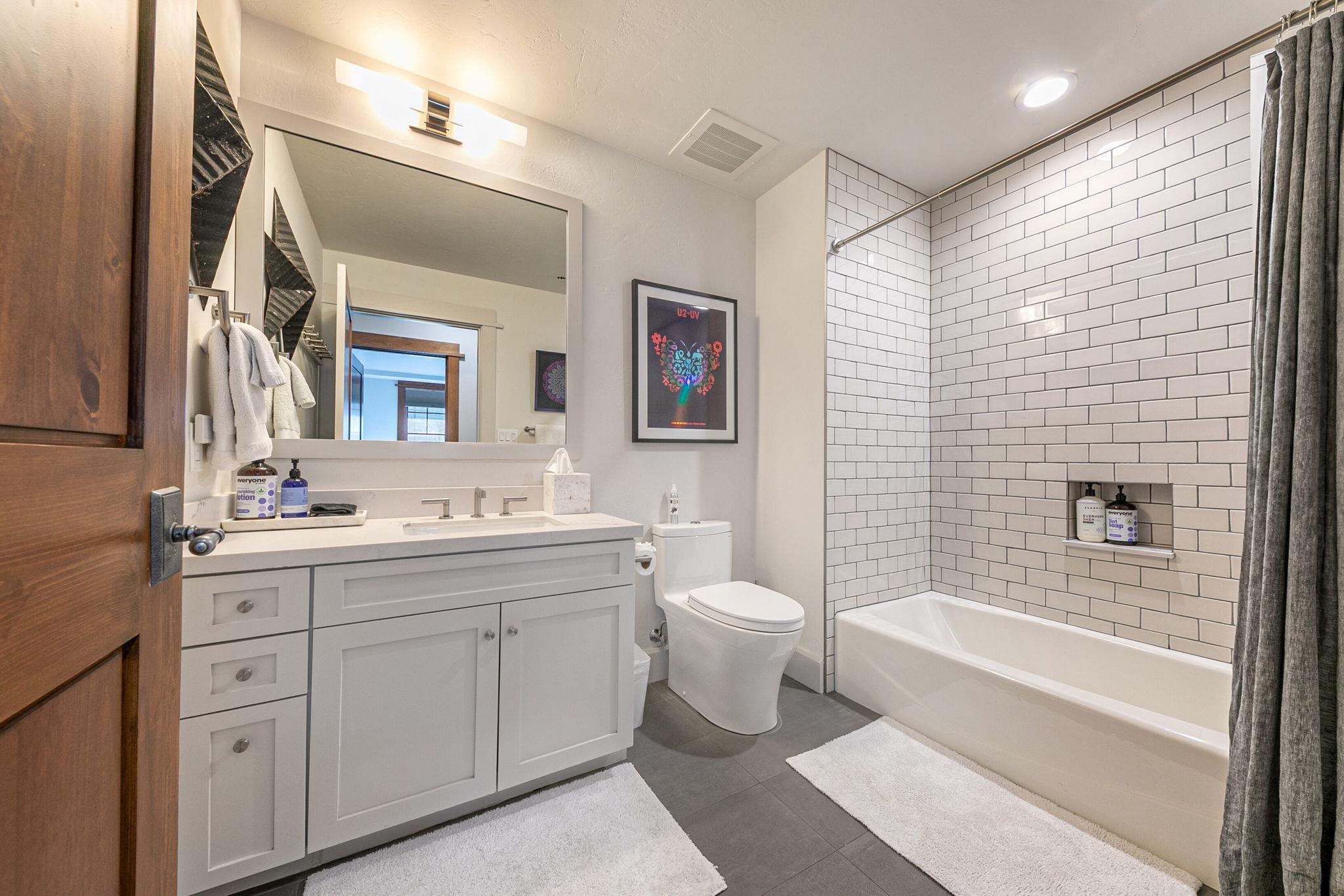 Truckee, California, 96161, United States, 2 Bedrooms Bedrooms, ,2 BathroomsBathrooms,Residential,For Sale,1999045