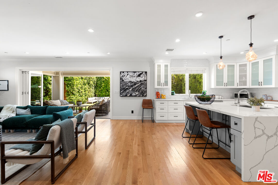 Los Angeles, California, 90046, United States, 5 Bedrooms Bedrooms, ,5 BathroomsBathrooms,Residential,For Sale,1932208