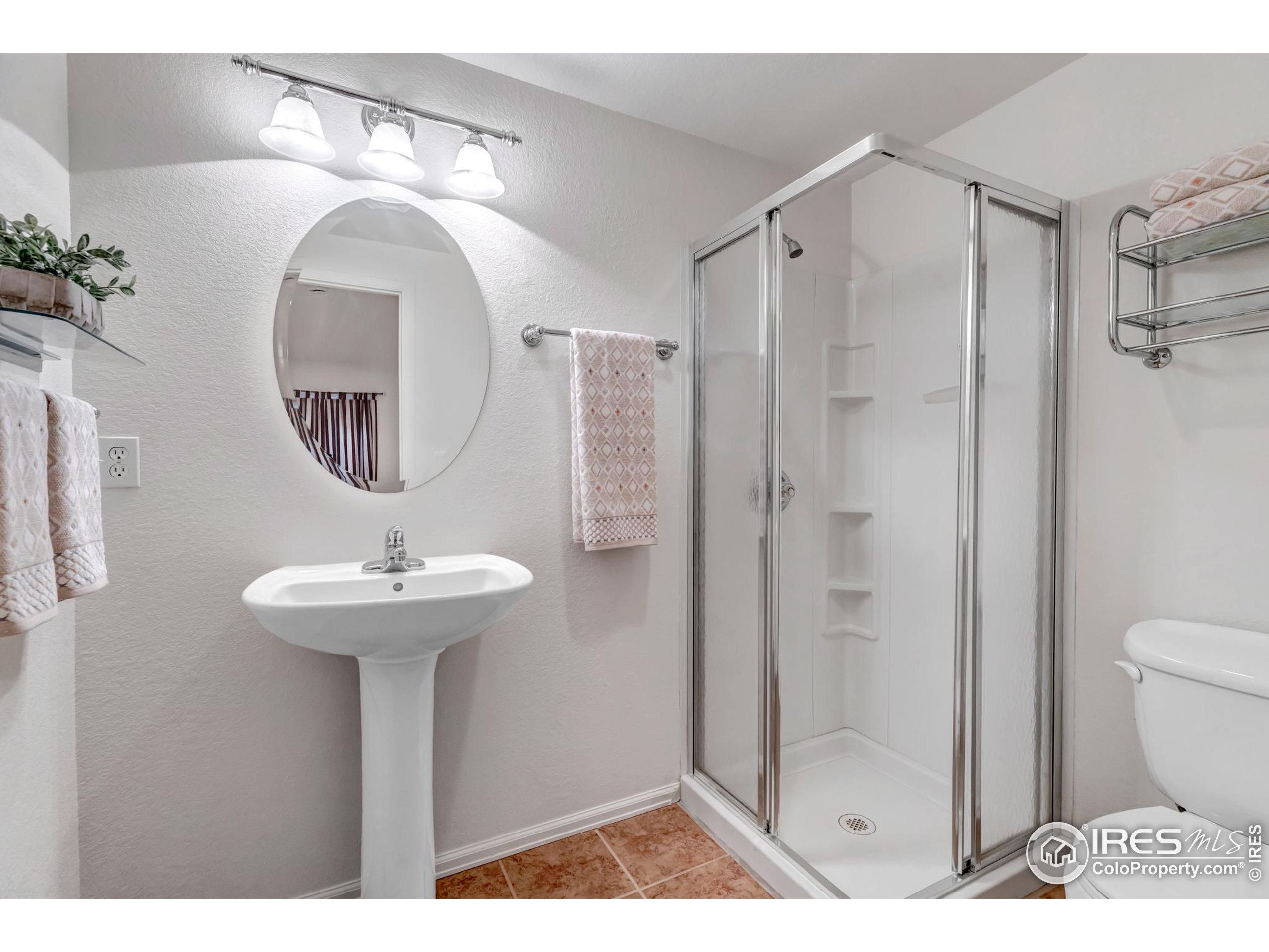 Longmont, Colorado, 80504, United States, 4 Bedrooms Bedrooms, ,3 BathroomsBathrooms,Residential,For Sale,1895647