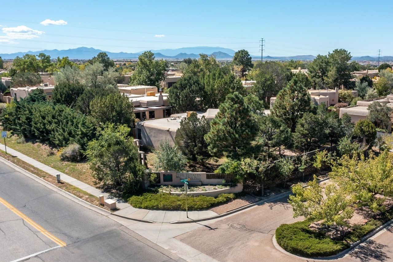 Santa Fe, New Mexico, 87507, United States, 3 Bedrooms Bedrooms, ,2 BathroomsBathrooms,Residential,For Sale,1955311