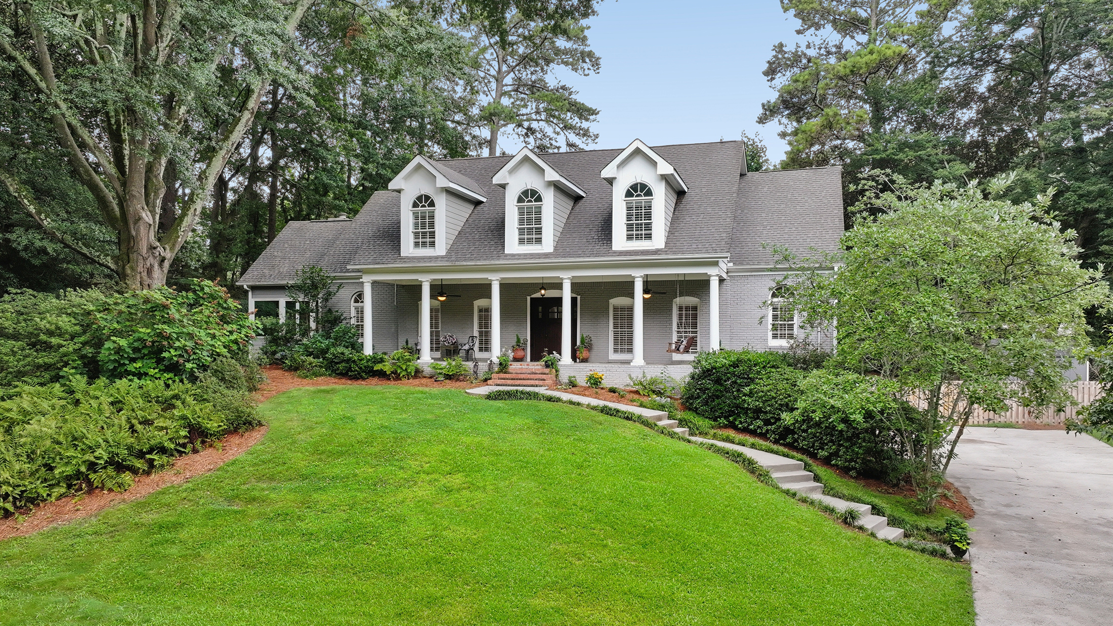  Handsome Updated Home with Amazing Space, Indoors and Out - 物件實景