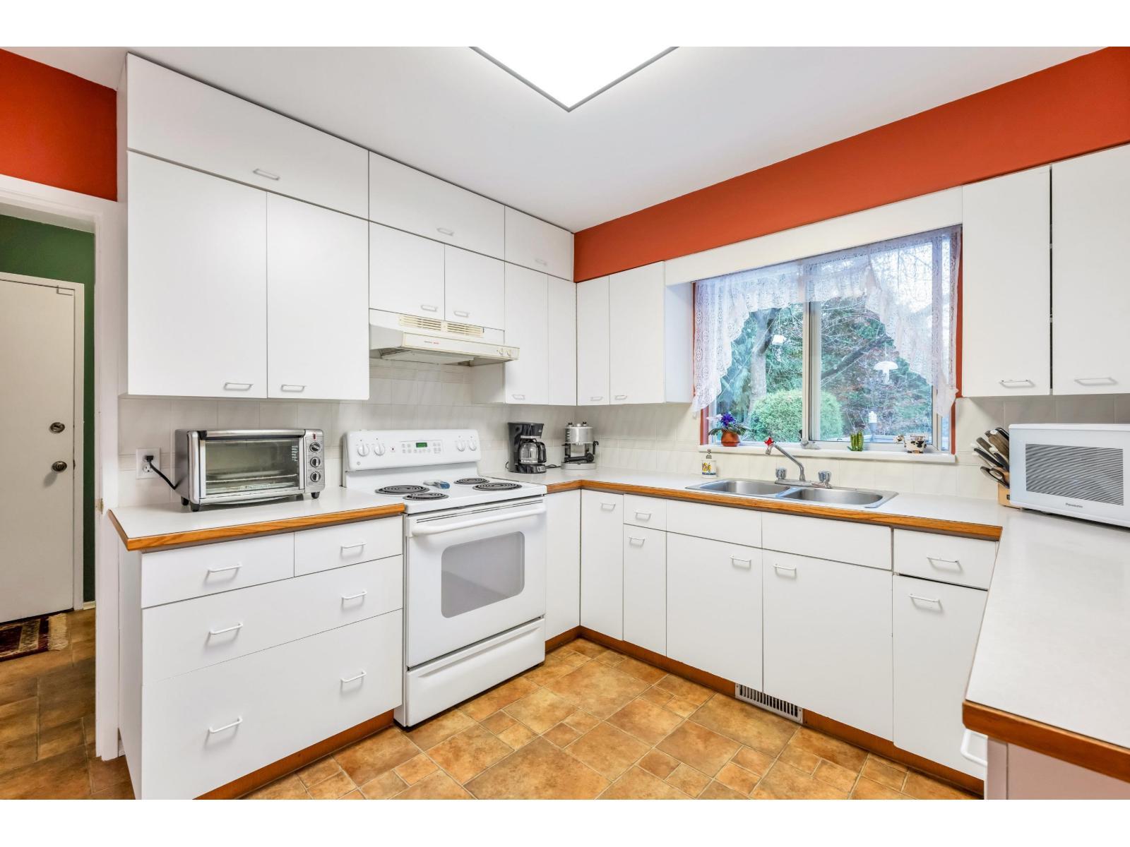 WHITE ROCK, British Columbia, V4B 4T7, CA, 4 Bedrooms Bedrooms, ,2 BathroomsBathrooms,Residential,For Sale,1951469