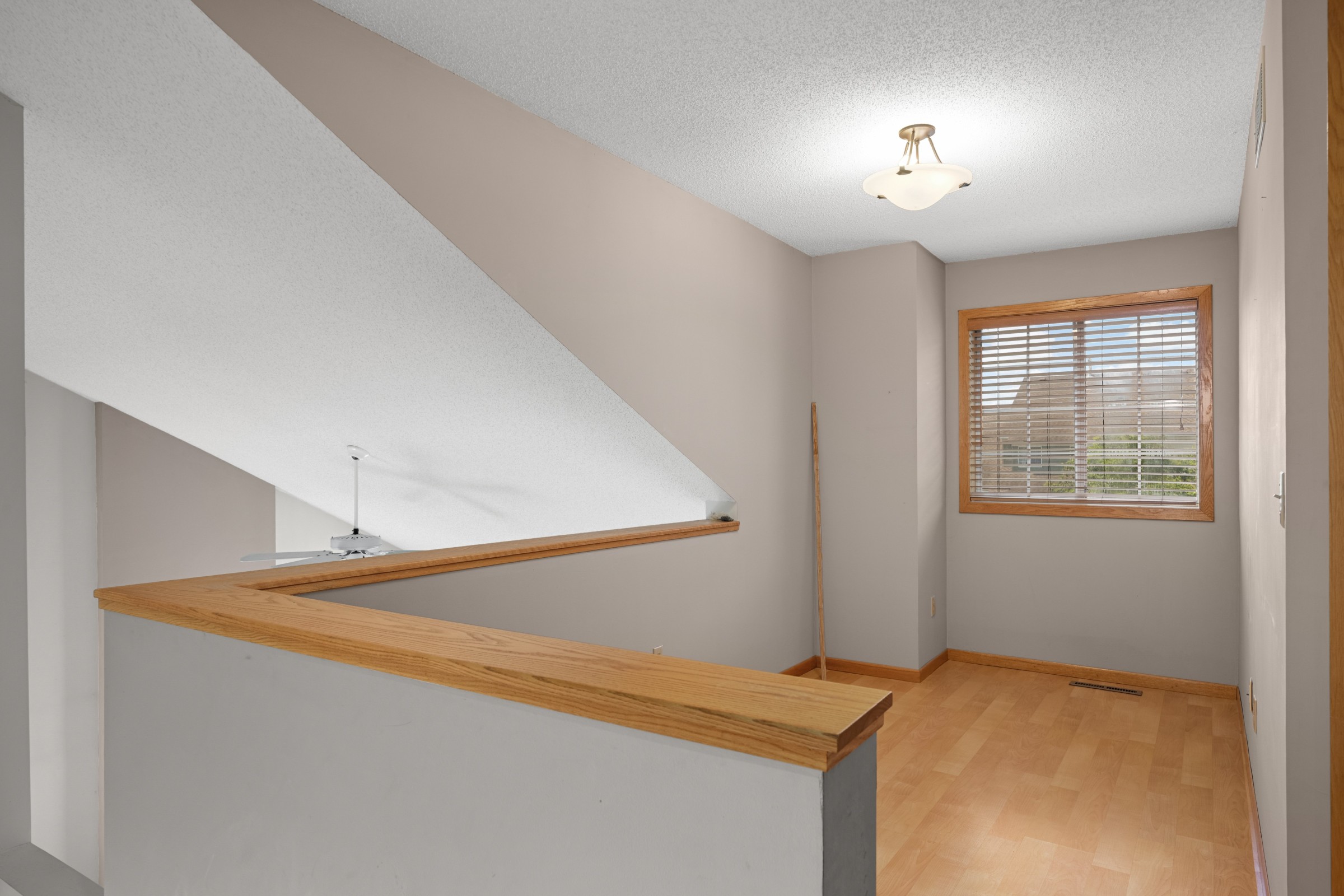  Sun-Filled End Unit in Prime Eagan Location - 物件實景