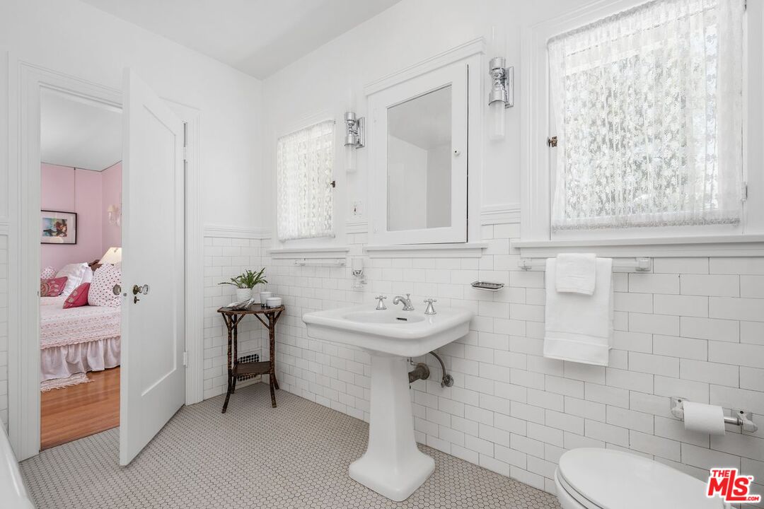 Los Angeles, California, 90004, United States, 5 Bedrooms Bedrooms, ,3 BathroomsBathrooms,Residential,For Sale,1940540