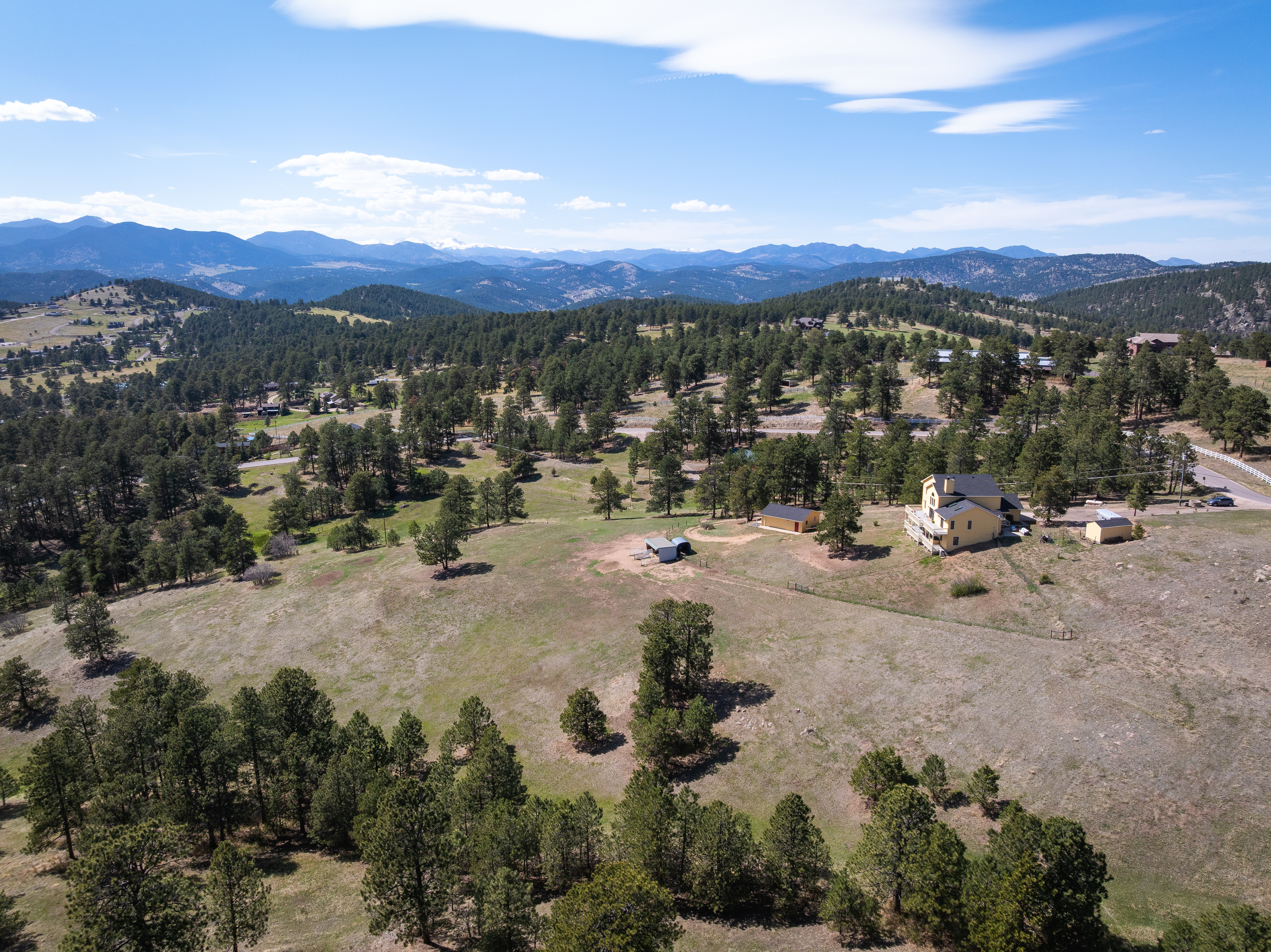  Tucked into the Foothills of the Rocky Mountains your majestic paradise awaits - 物件實景