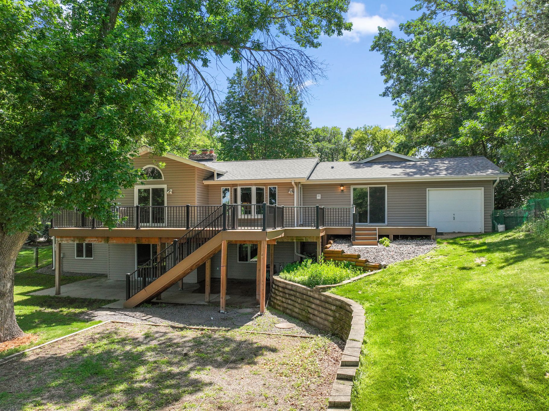  Exceptional Crystal Lake Retreat with Expansive Lakefront Living - 物件實景
