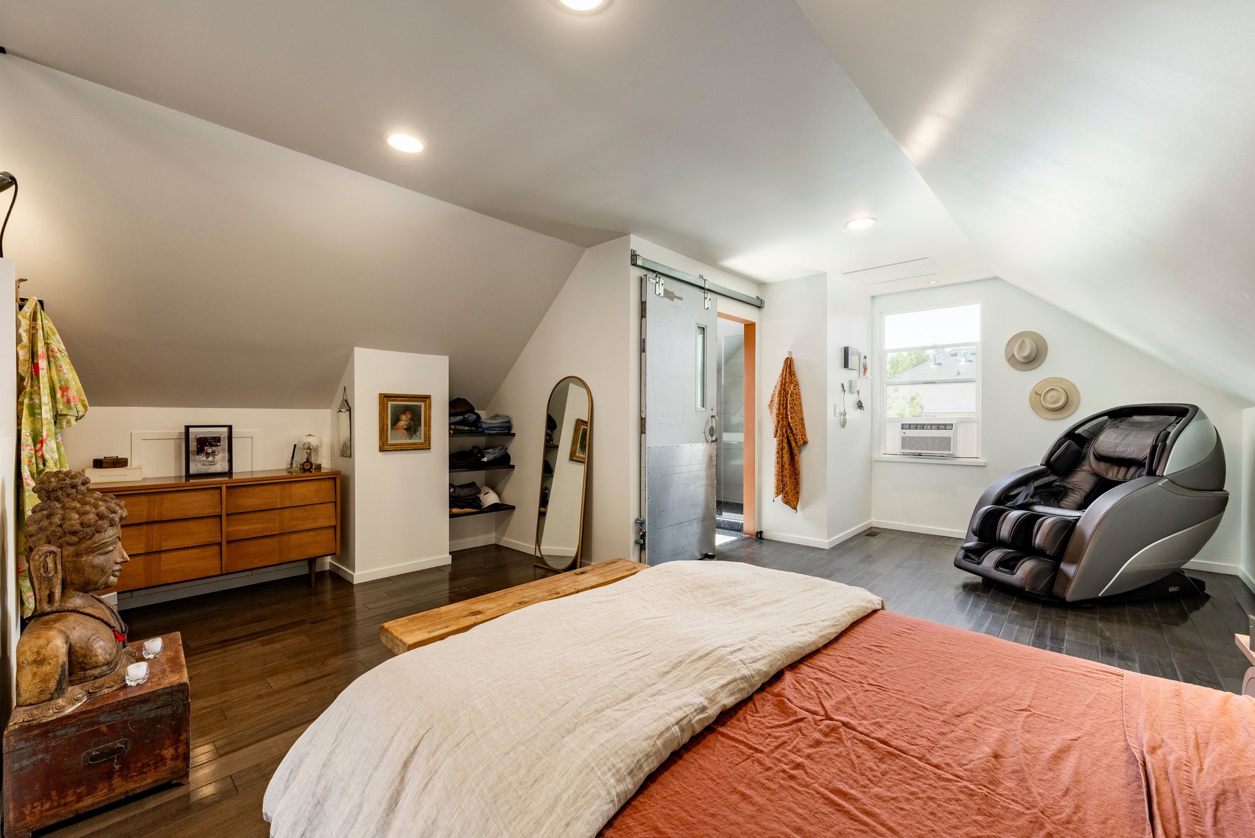  Spacious Millcreek Bungalow with Expansive Backyard & 2-Car Garage - 物件實景