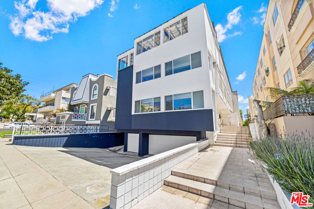 Los Angeles, California, 90049, United States, 3 Bedrooms Bedrooms, ,3 BathroomsBathrooms,Residential,For Sale,1890284