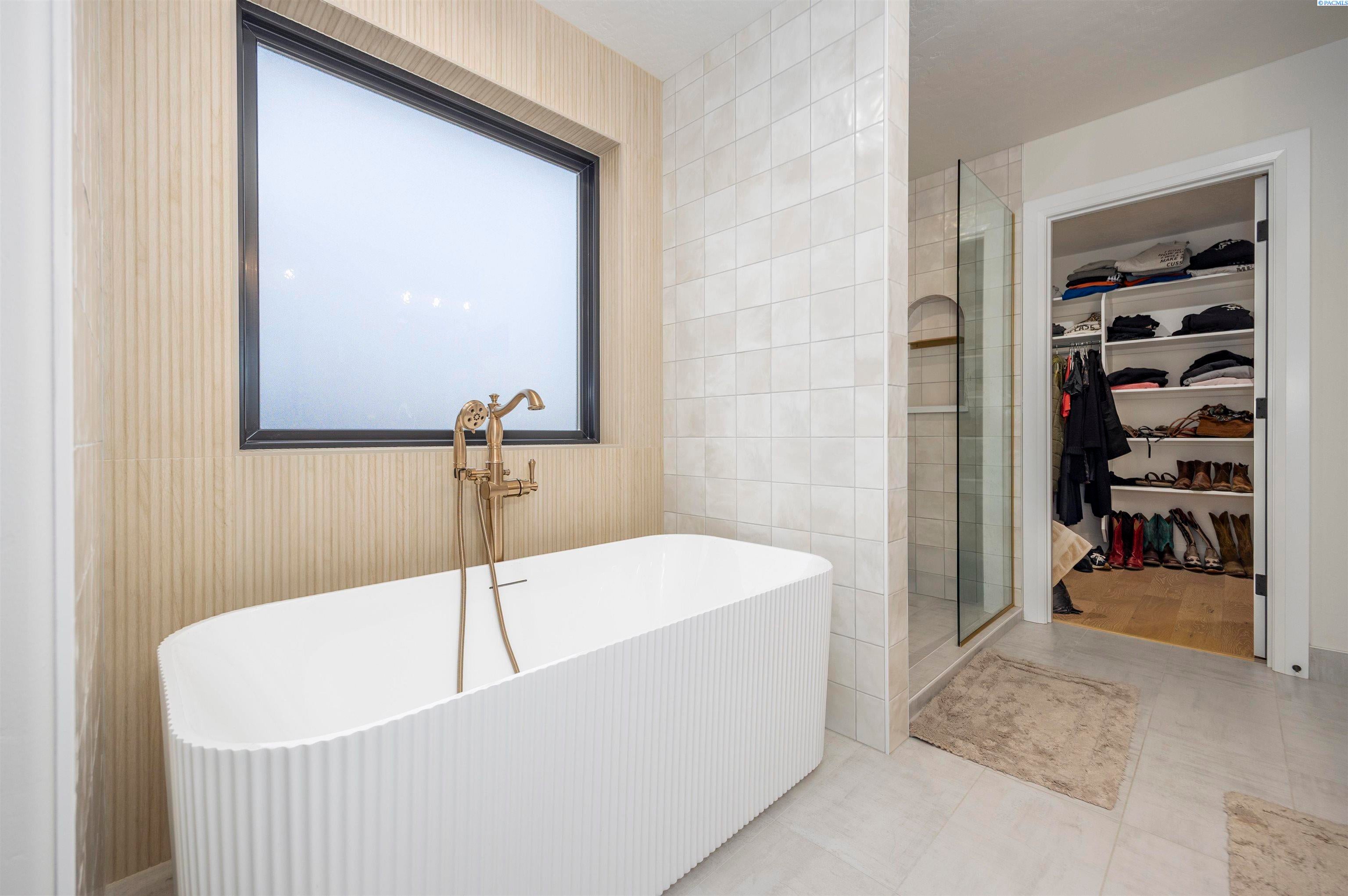 Pasco, Washington, 99301, United States, 4 Bedrooms Bedrooms, ,3 BathroomsBathrooms,Residential,For Sale,2005425