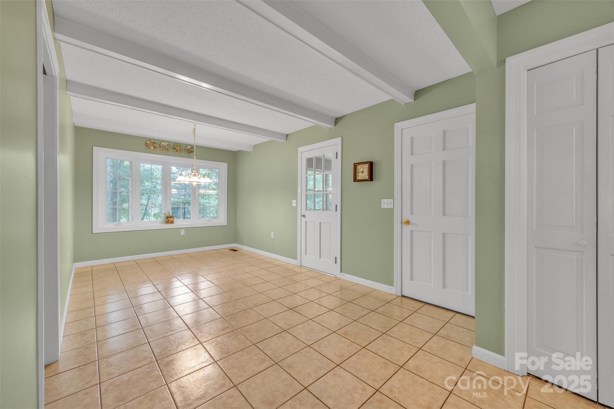 Hickory, North Carolina, 28601, United States, 5 Bedrooms Bedrooms, ,5 BathroomsBathrooms,Residential,For Sale,1941000