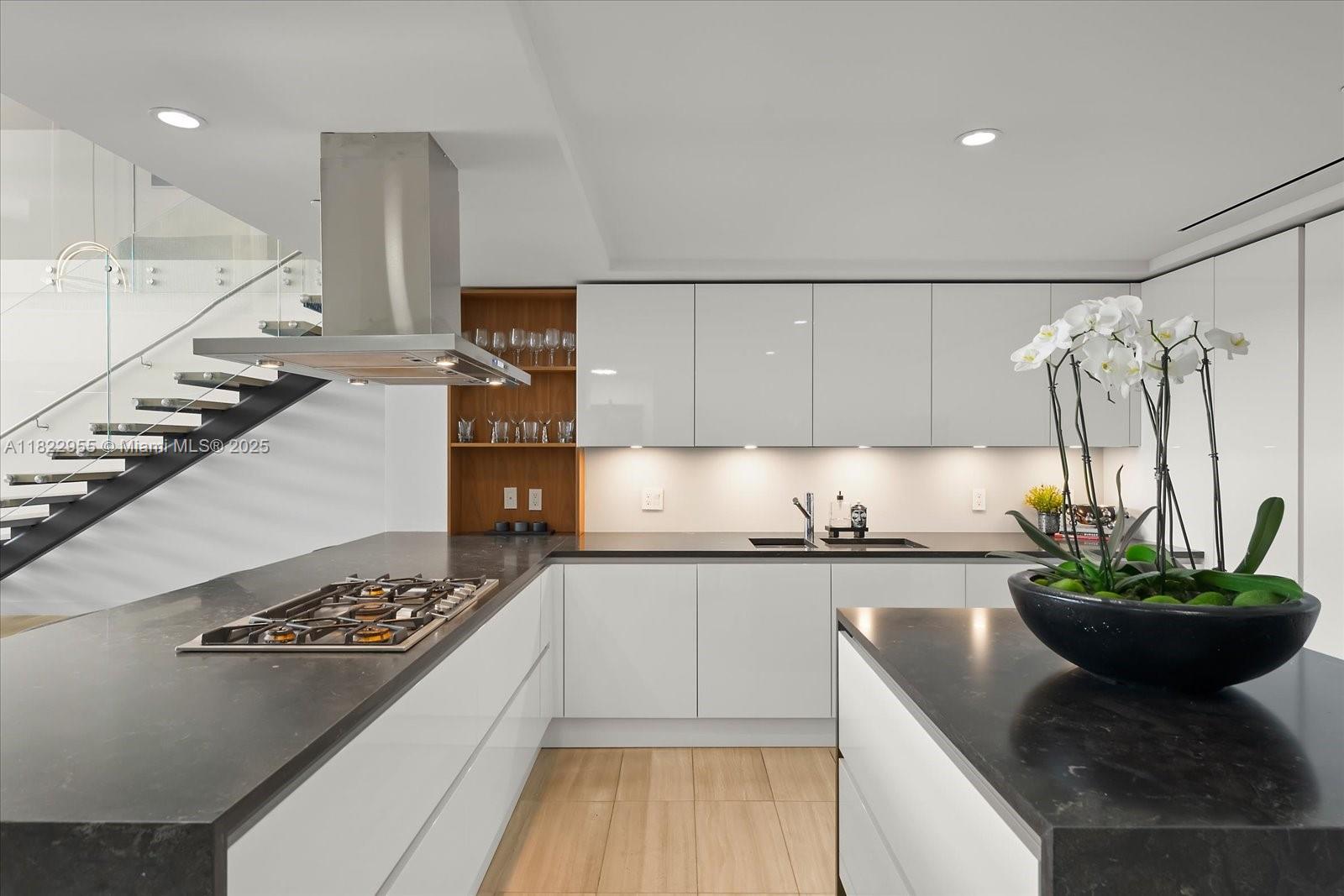 Miami Beach, Florida, 33140, United States, 4 Bedrooms Bedrooms, ,5 BathroomsBathrooms,Residential,For Sale,1949719