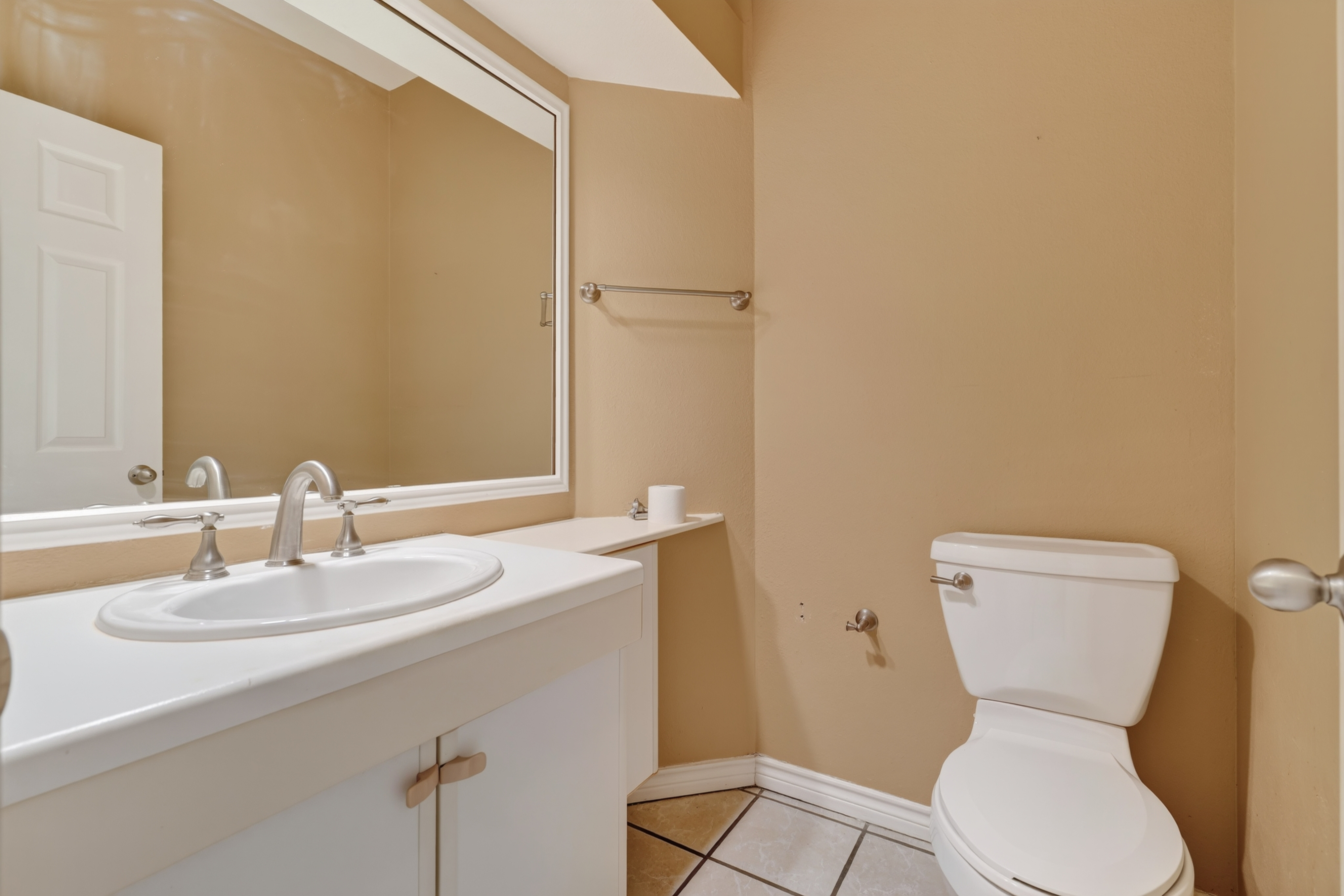  Desirable One-Level Condo with Pool Views - 物件實景