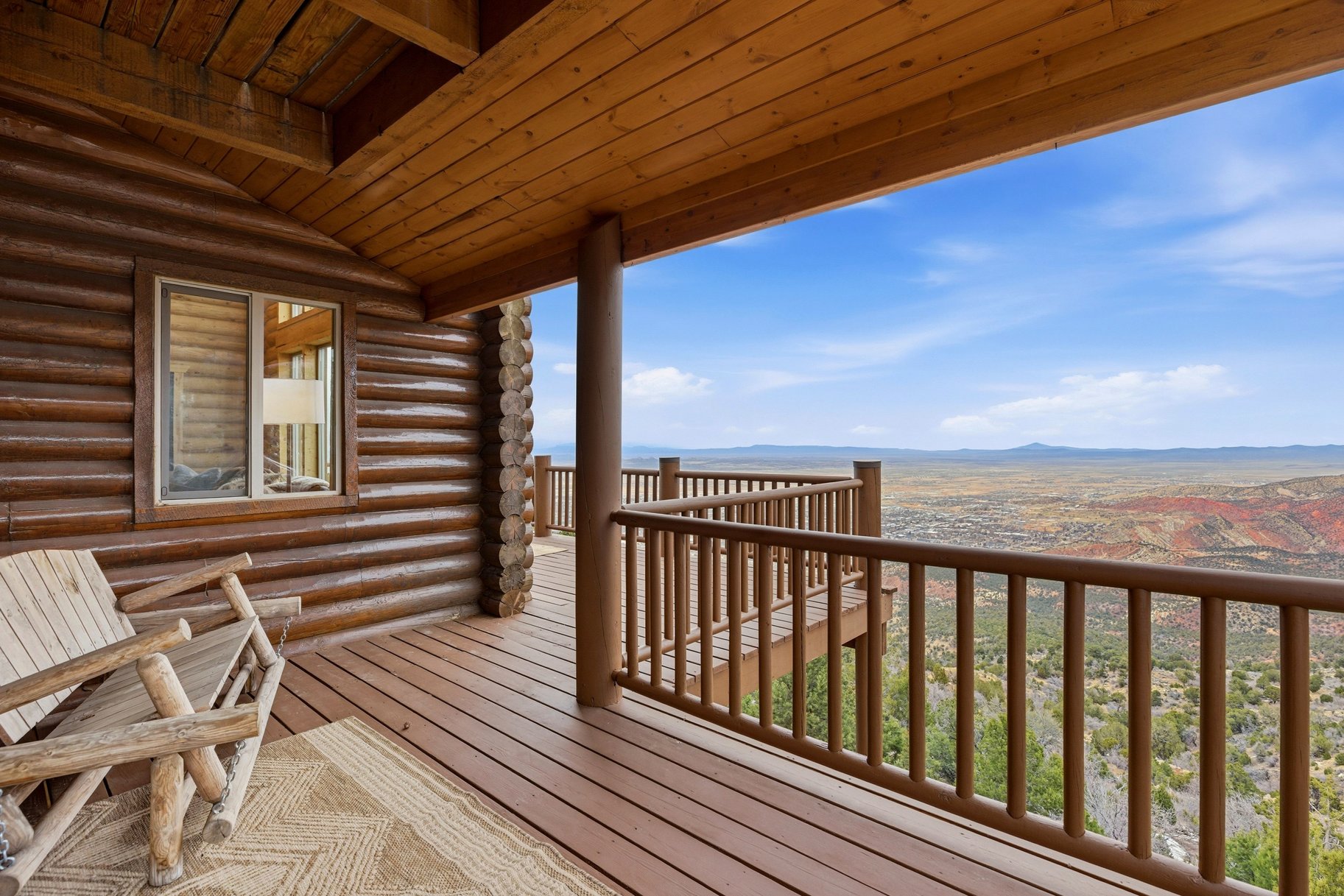  Renovated Log Cabin in Cedar Highlands with Wraparound Deck & Mountain Views - 物件實景