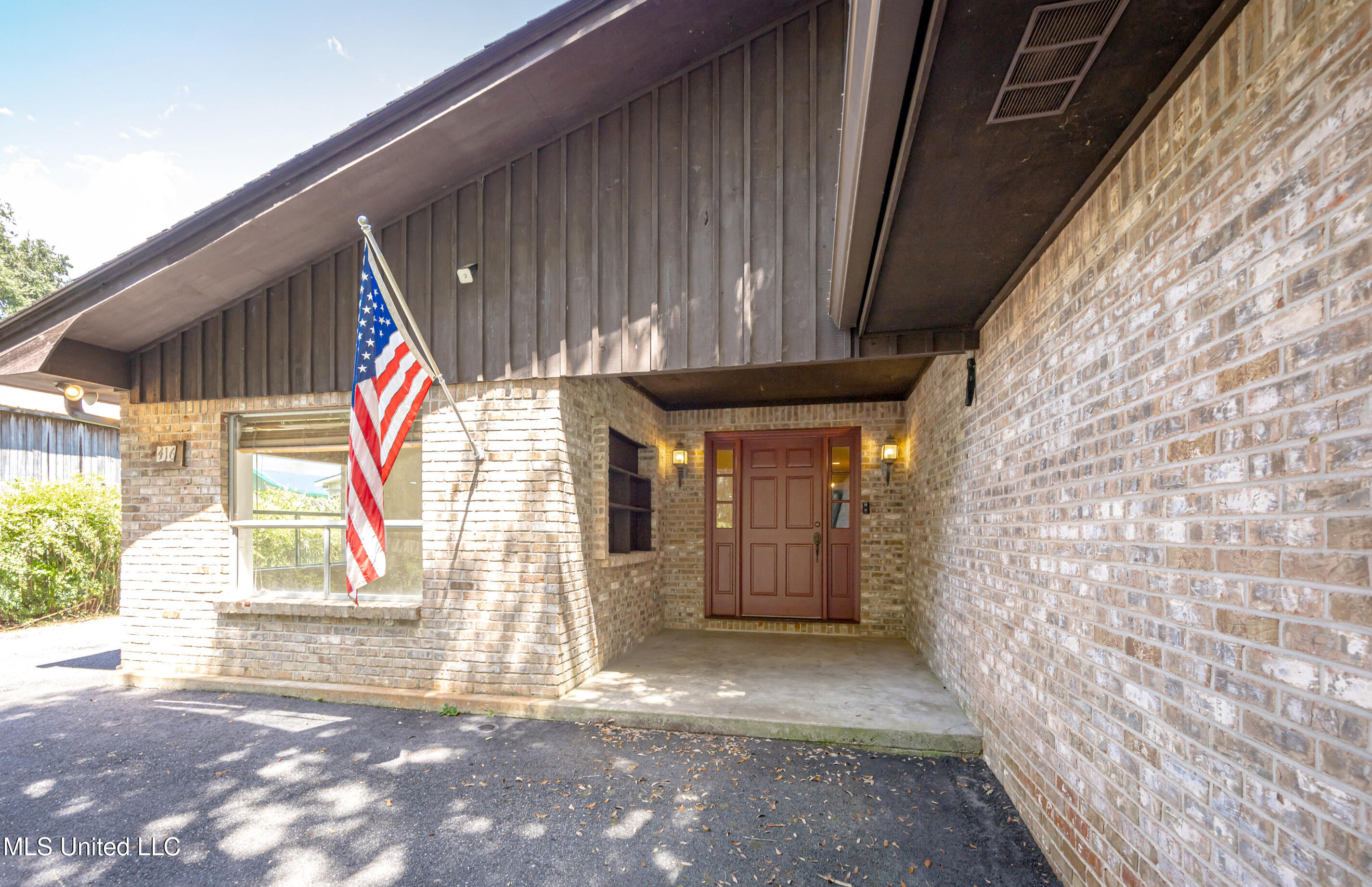 Ocean Springs, Mississippi, 39564, United States, 3 Bedrooms Bedrooms, ,3 BathroomsBathrooms,Residential,For Sale,1903607