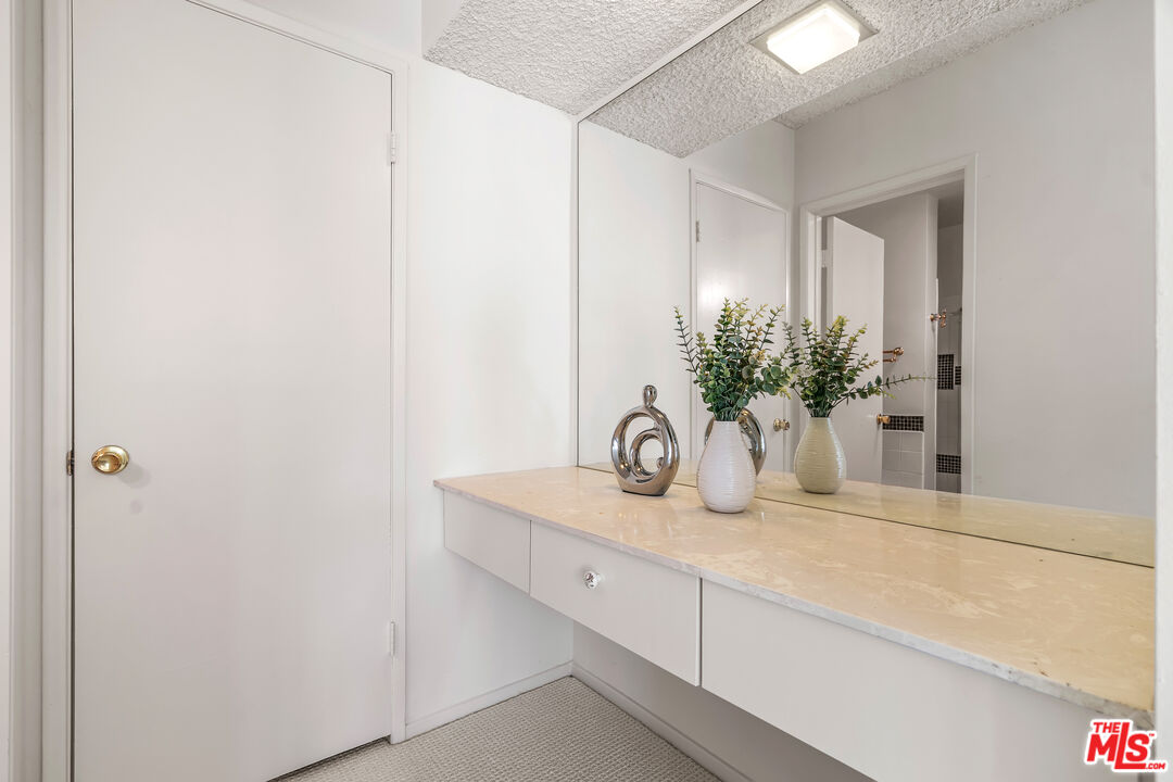 Sherman Oaks, California, 91423, United States, 2 Bedrooms Bedrooms, ,2 BathroomsBathrooms,Residential,For Sale,1920013