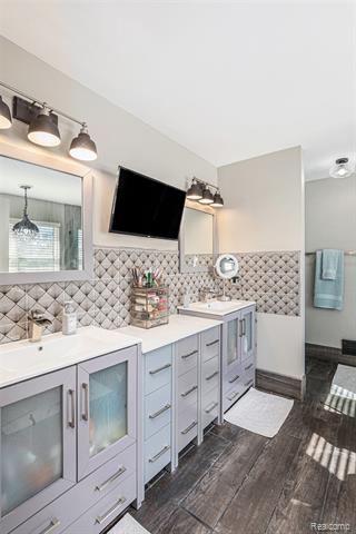 Wixom, Michigan, 48393, United States, 5 Bedrooms Bedrooms, ,4 BathroomsBathrooms,Residential,For Sale,1930783