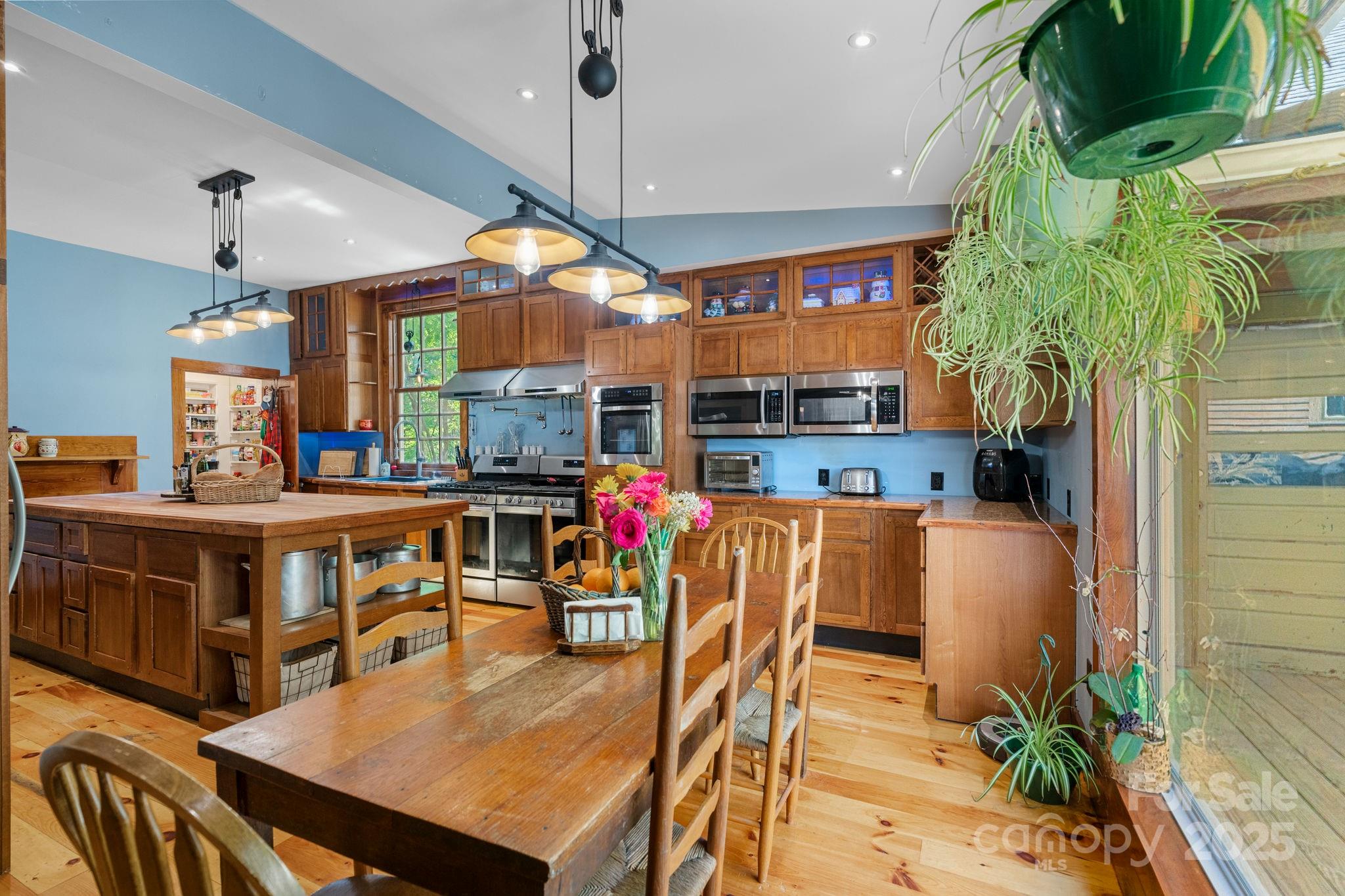 Hendersonville, North Carolina, 28739, United States, 6 Bedrooms Bedrooms, ,5 BathroomsBathrooms,Residential,For Sale,1825253