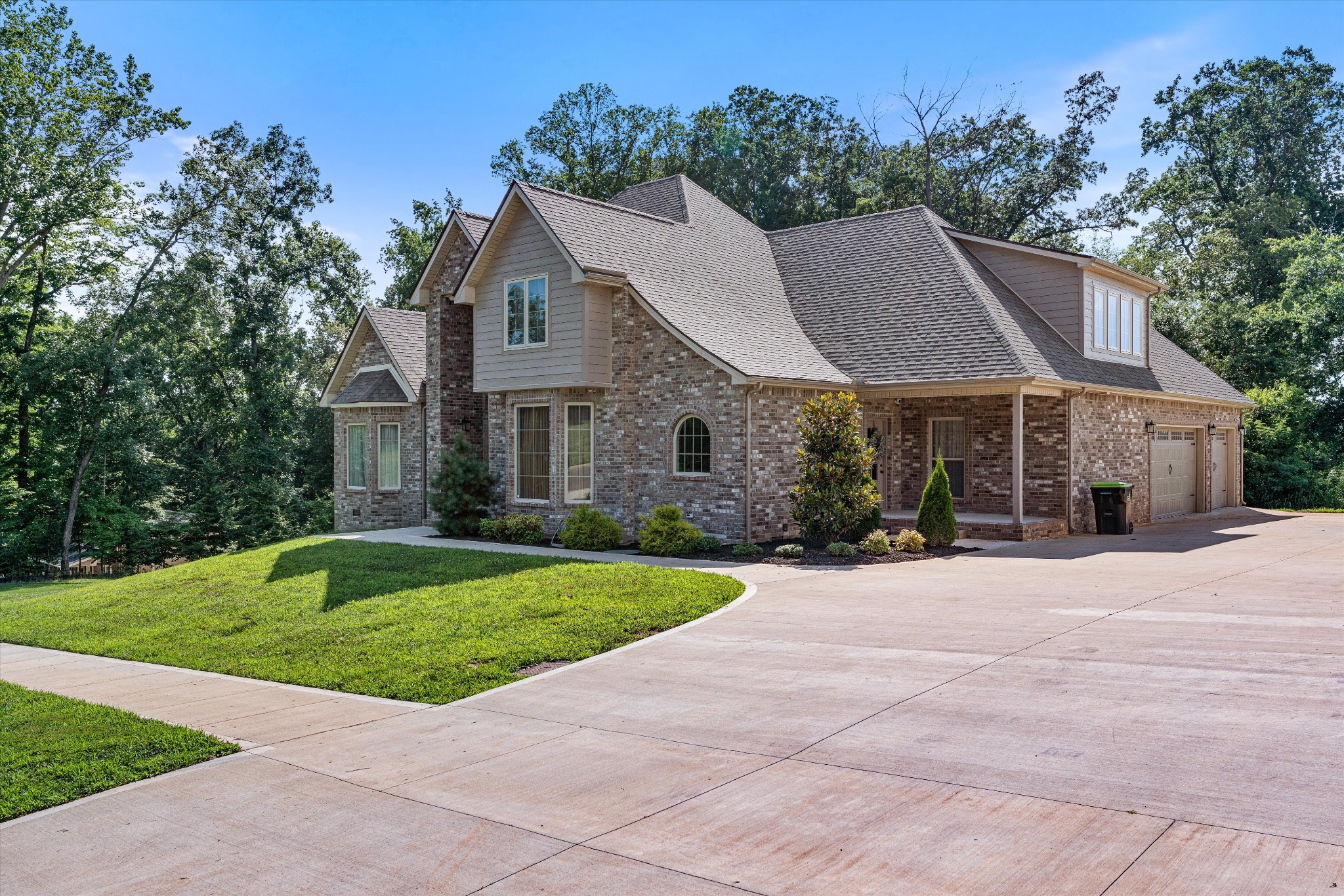 Clarksville, Tennessee, 37043, United States, 5 Bedrooms Bedrooms, ,5 BathroomsBathrooms,Residential,For Sale,1883067