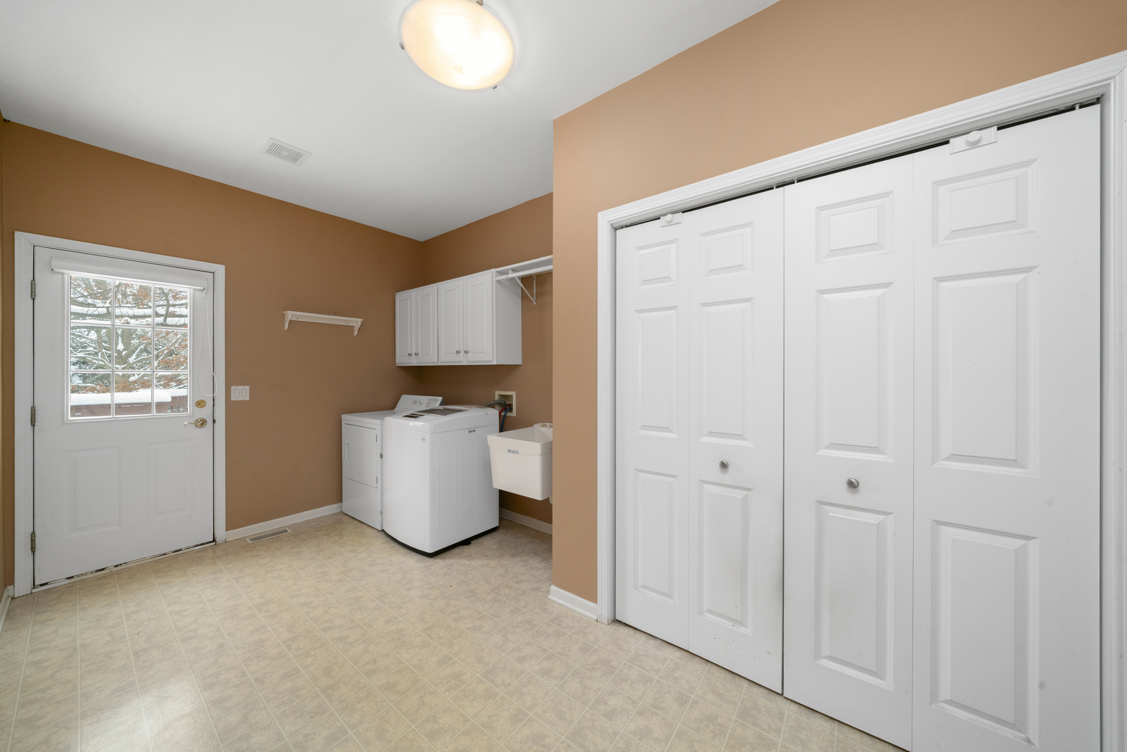 Sugar Grove, Illinois, 60554, United States, 4 Bedrooms Bedrooms, ,4 BathroomsBathrooms,Residential,For Sale,2003228