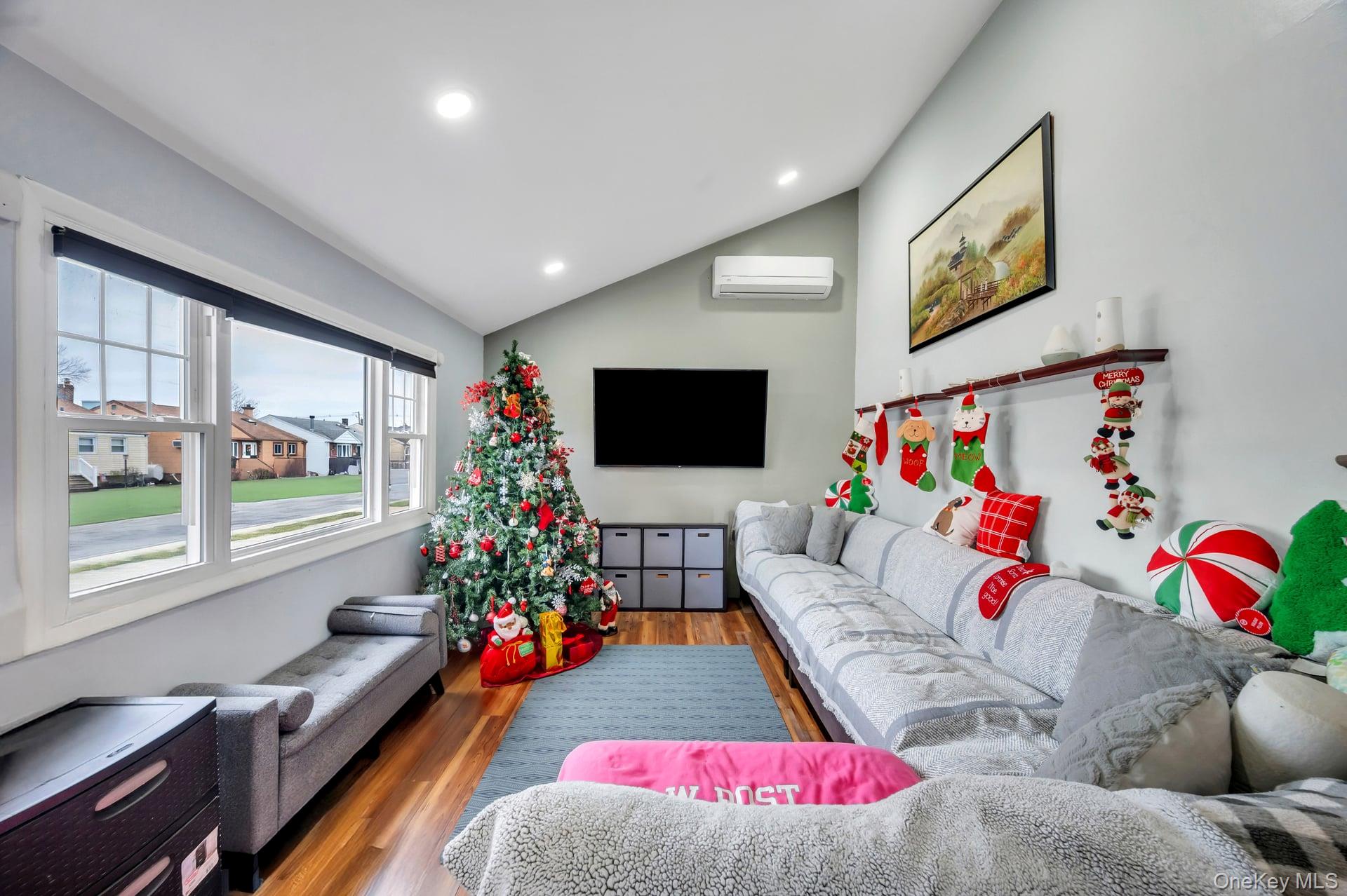 Freeport, New York, 11520, United States, 3 Bedrooms Bedrooms, ,2 BathroomsBathrooms,Residential,For Sale,1998348