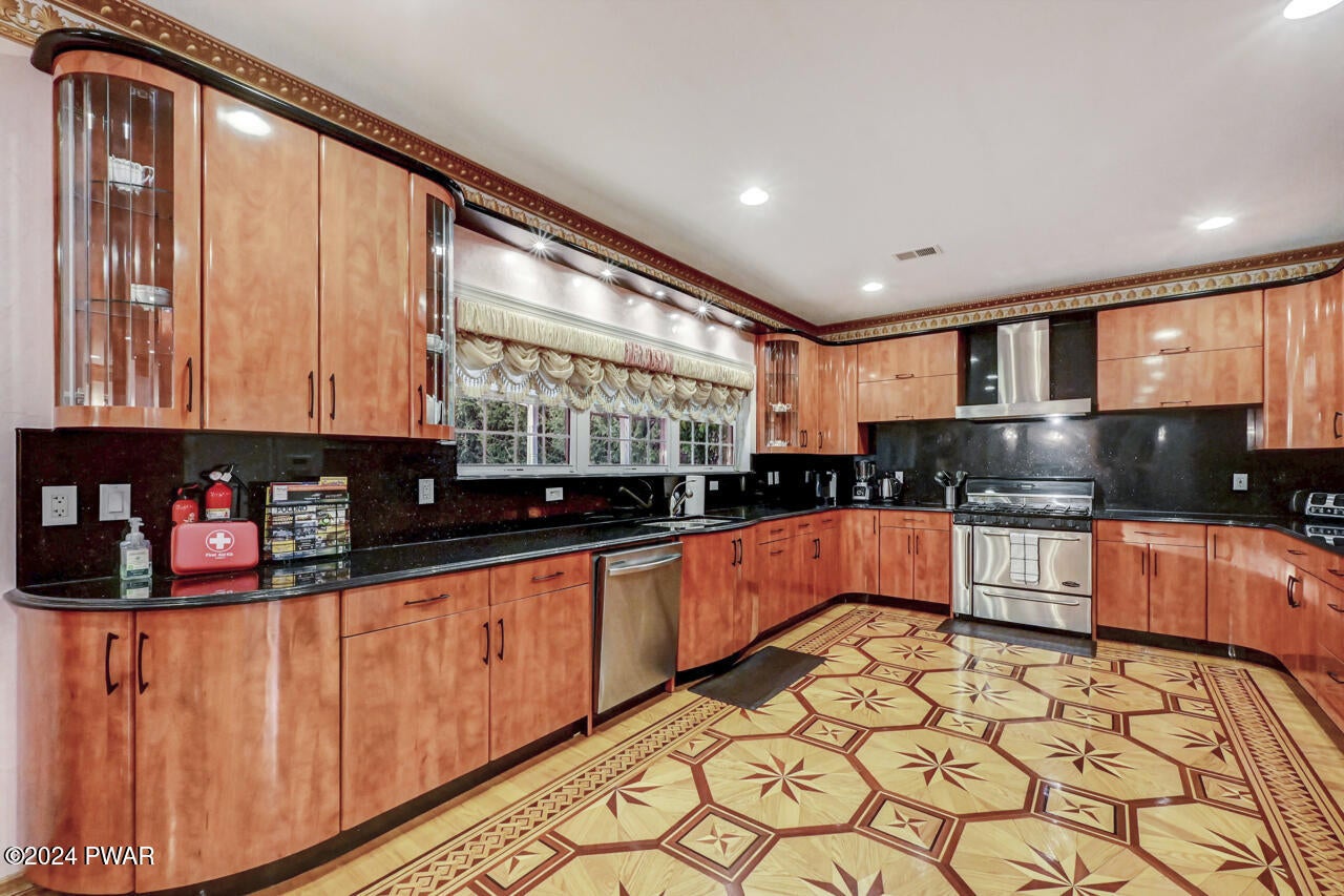 Albrightsville, Pennsylvania, 18210, United States, 4 Bedrooms Bedrooms, ,5 BathroomsBathrooms,Residential,For Sale,1982857