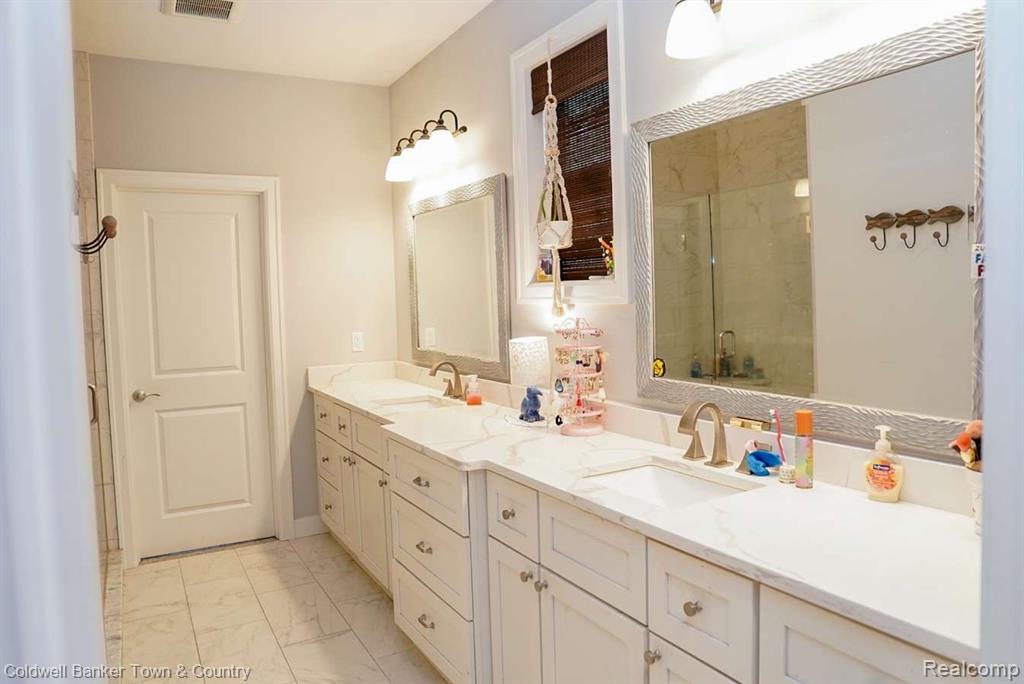 Brighton, Michigan, 48114, United States, 4 Bedrooms Bedrooms, ,5 BathroomsBathrooms,Residential,For Sale,1837893