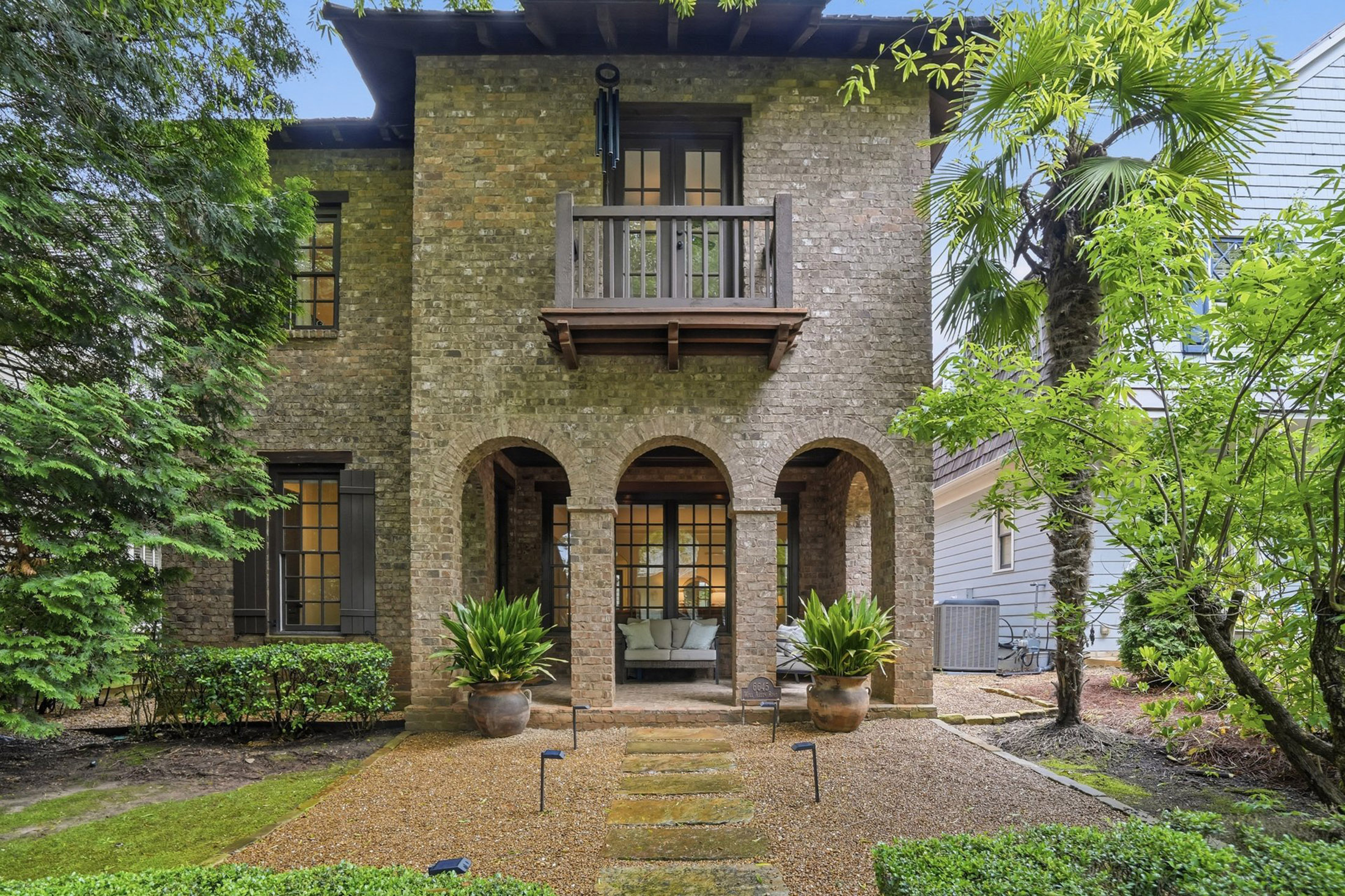  Stylish, Inviting, and Ready For Its Next Chapter - 物件實景