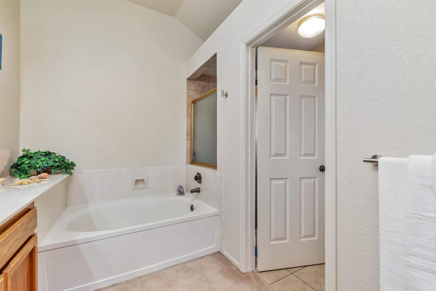 Tracy, California, 95376, United States, 4 Bedrooms Bedrooms, ,3 BathroomsBathrooms,Residential,For Sale,1949007