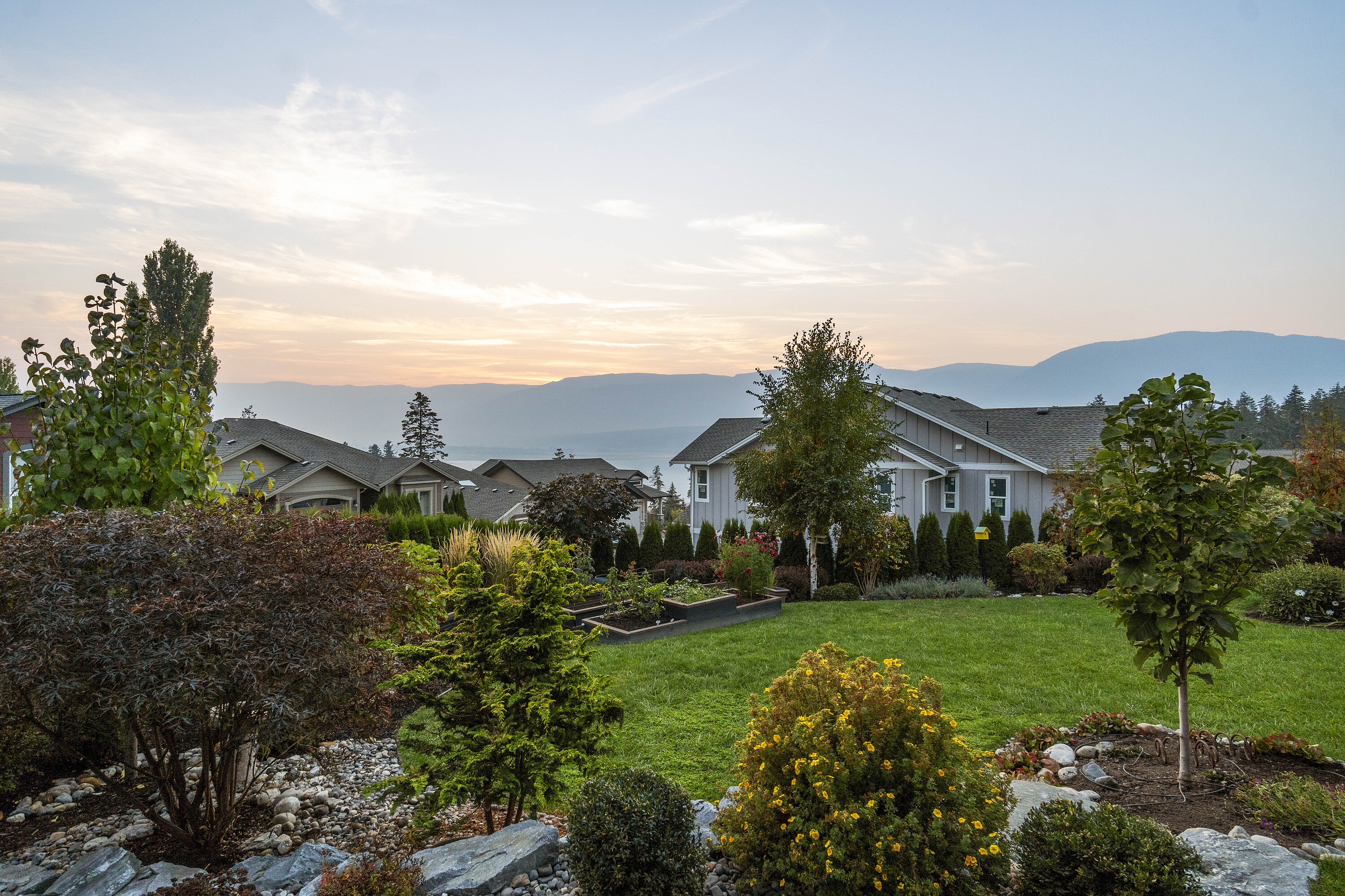  Landscaped Lakeview Lot - 物件實景
