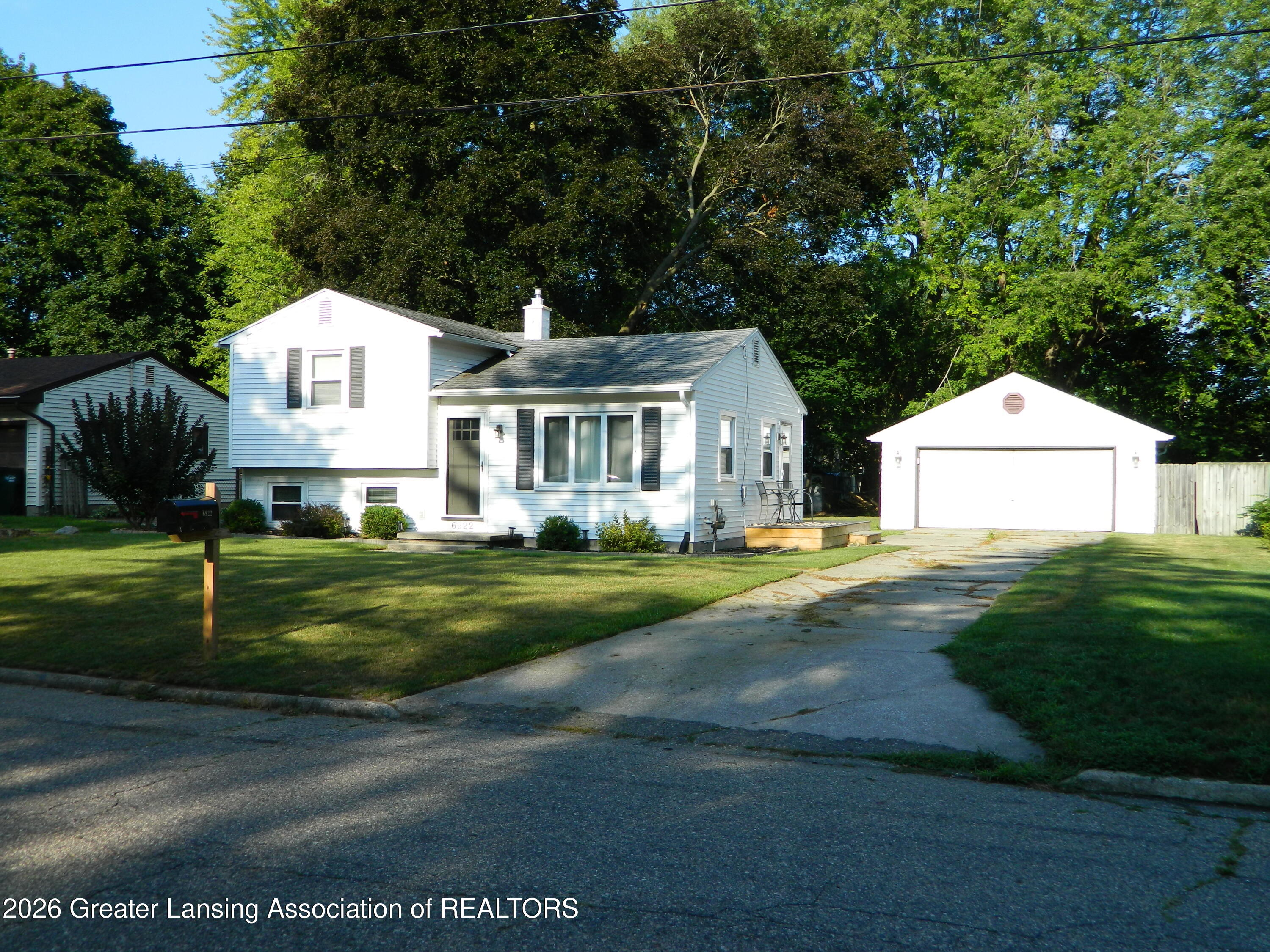 Calson Dr, Lansing, MI 48911