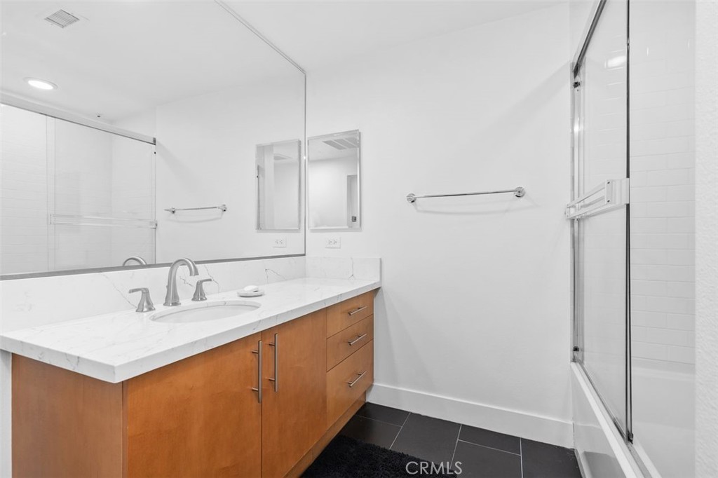 Long Beach, California, 90802, United States, 3 Bedrooms Bedrooms, ,3 BathroomsBathrooms,Residential,For Sale,2002105