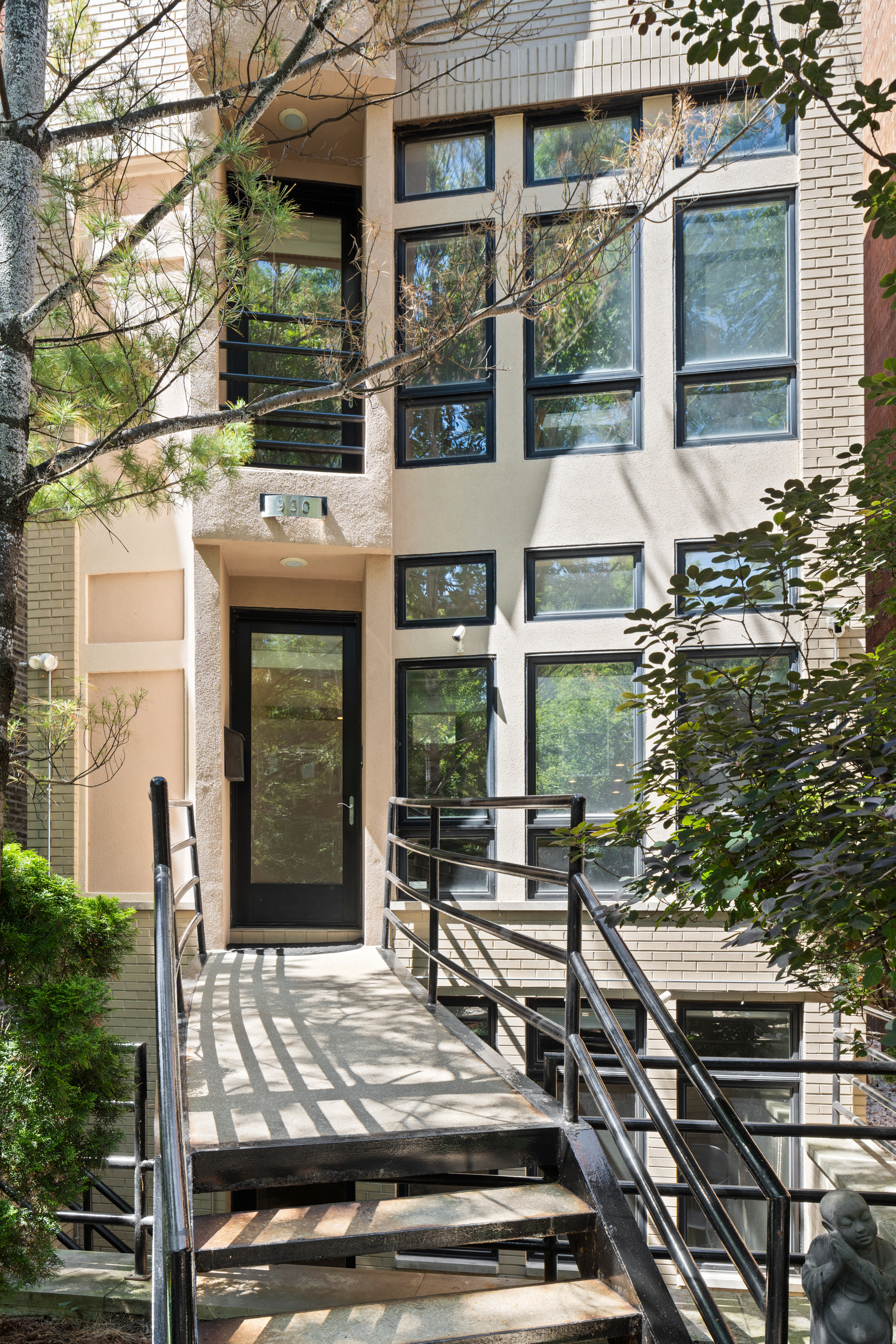  Architecturally Distinctive and Flooded with Natural Light - 物件實景